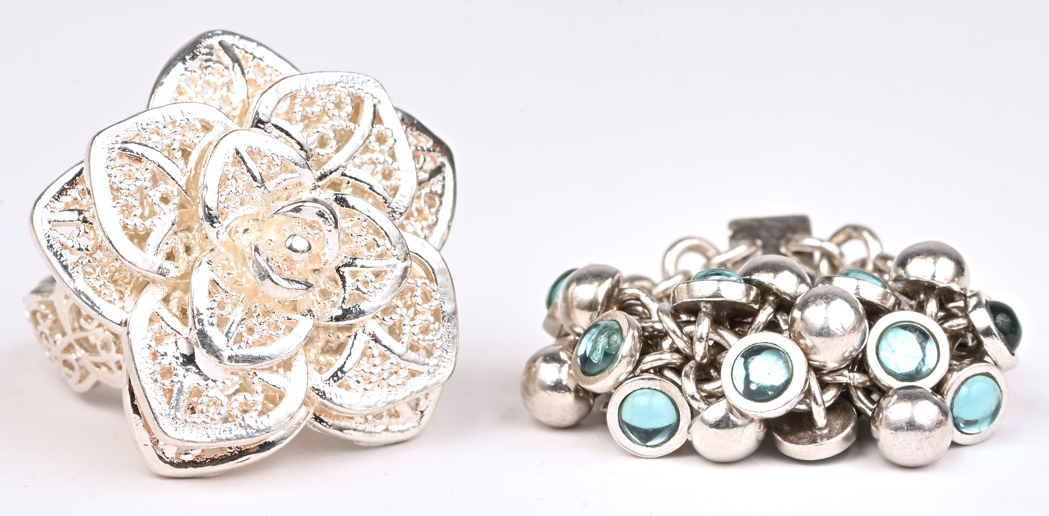 Vijf verschillende zilveren ringen bezet met fantasiestenen. 925‰ Vijf verschillende zilveren ringen bezet met fantasiestenen. 925‰.