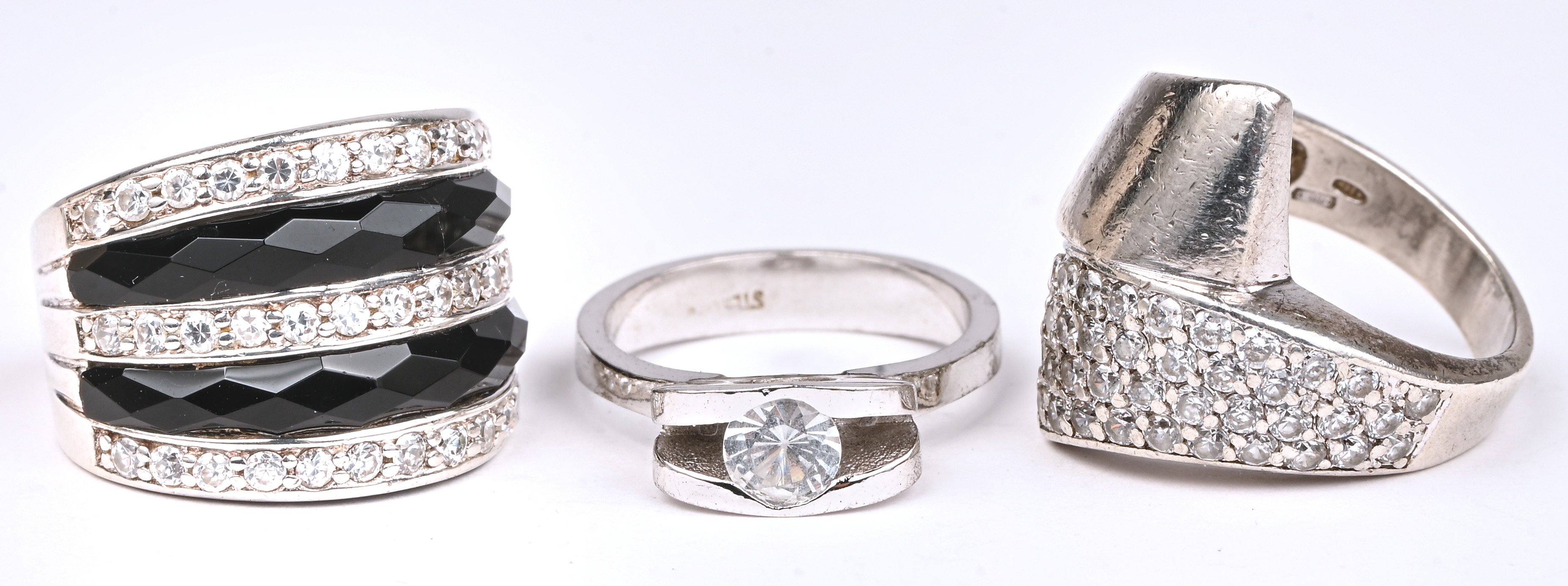 Vijf verschillende zilveren ringen bezet met fantasiestenen. 925‰ Vijf verschillende zilveren ringen bezet met fantasiestenen. 925‰.