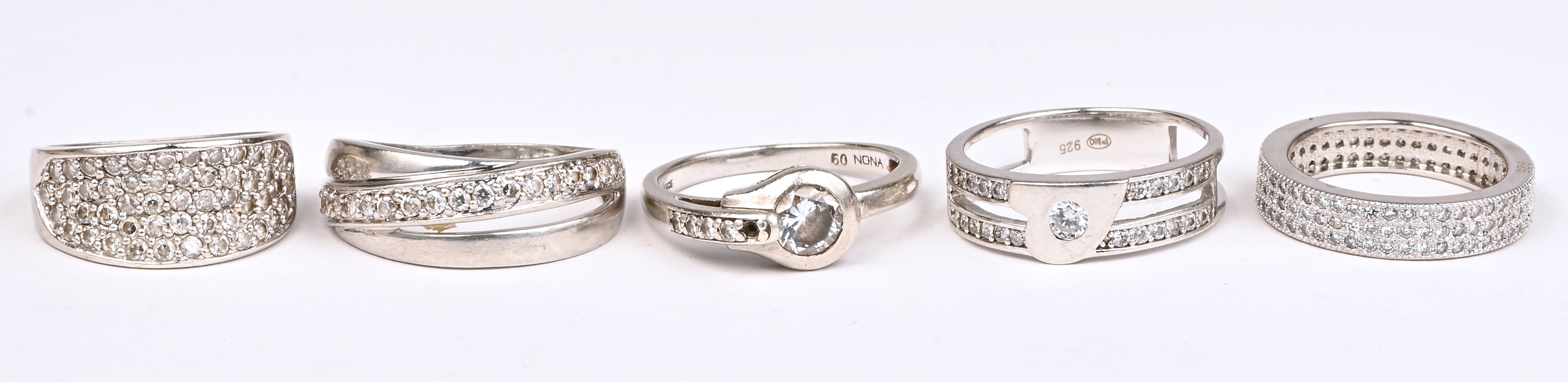 Vijf verschillende zilveren ringen bezet met fantasiestenen. 925‰ Vijf verschillende zilveren ringen bezet met fantasiestenen. 925‰.