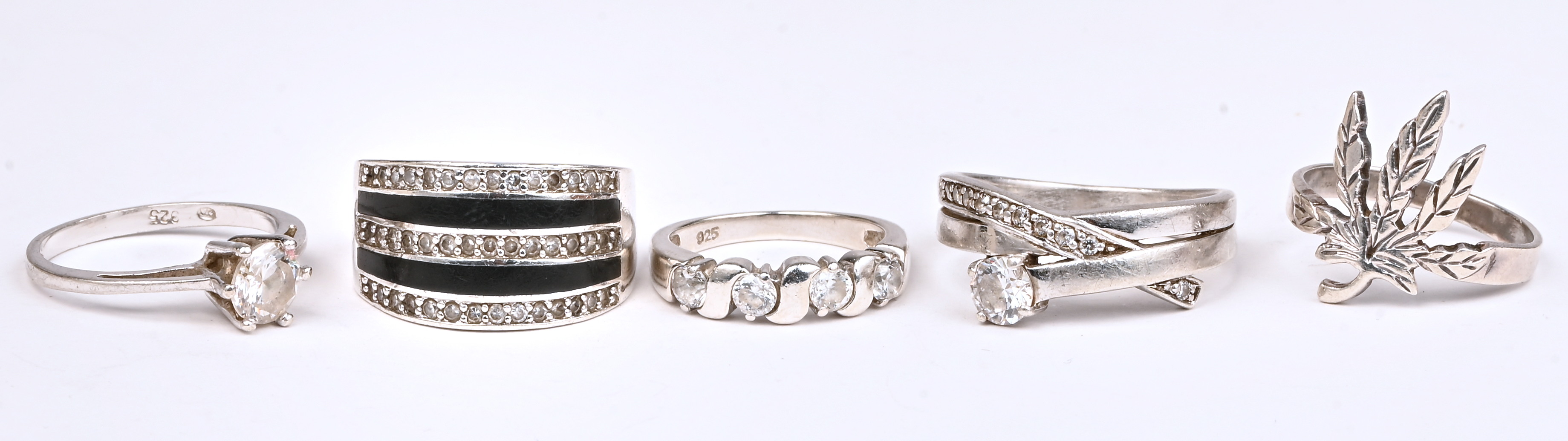 Vijf verschillende zilveren ringen bezet met fantasiestenen. 925‰ Vijf verschillende zilveren ringen bezet met fantasiestenen. 925‰.