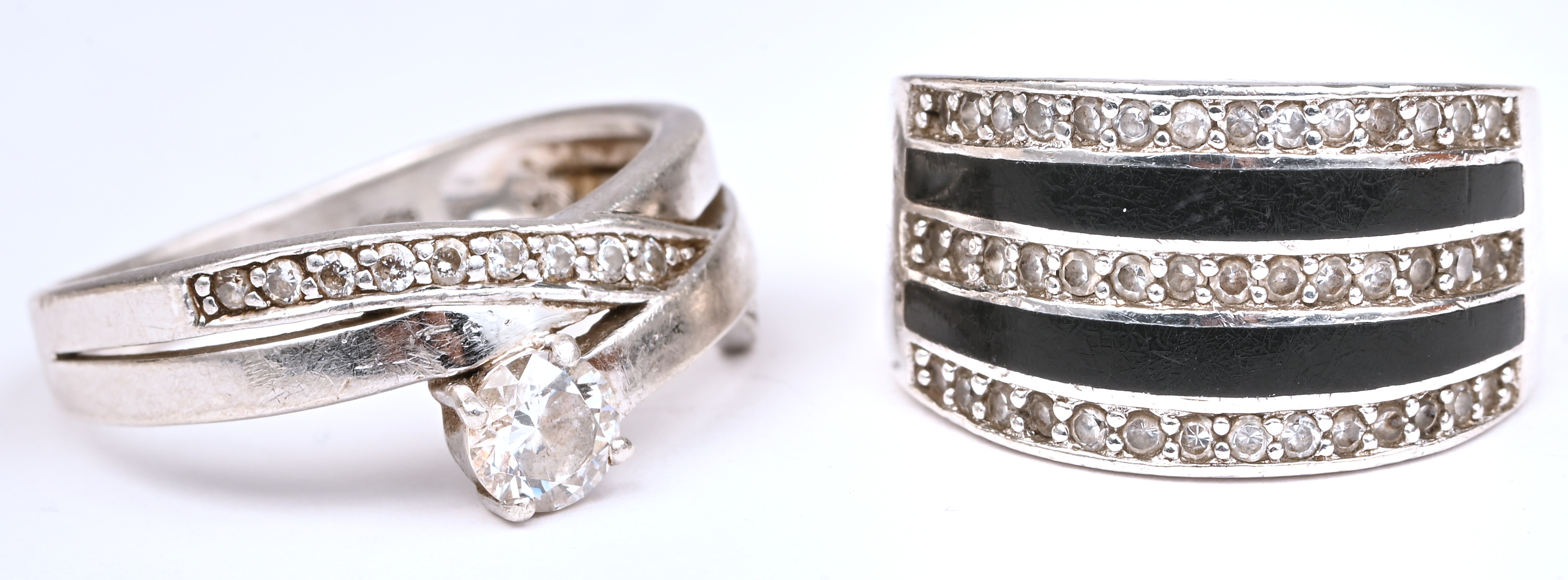 Vijf verschillende zilveren ringen bezet met fantasiestenen. 925‰ Vijf verschillende zilveren ringen bezet met fantasiestenen. 925‰.