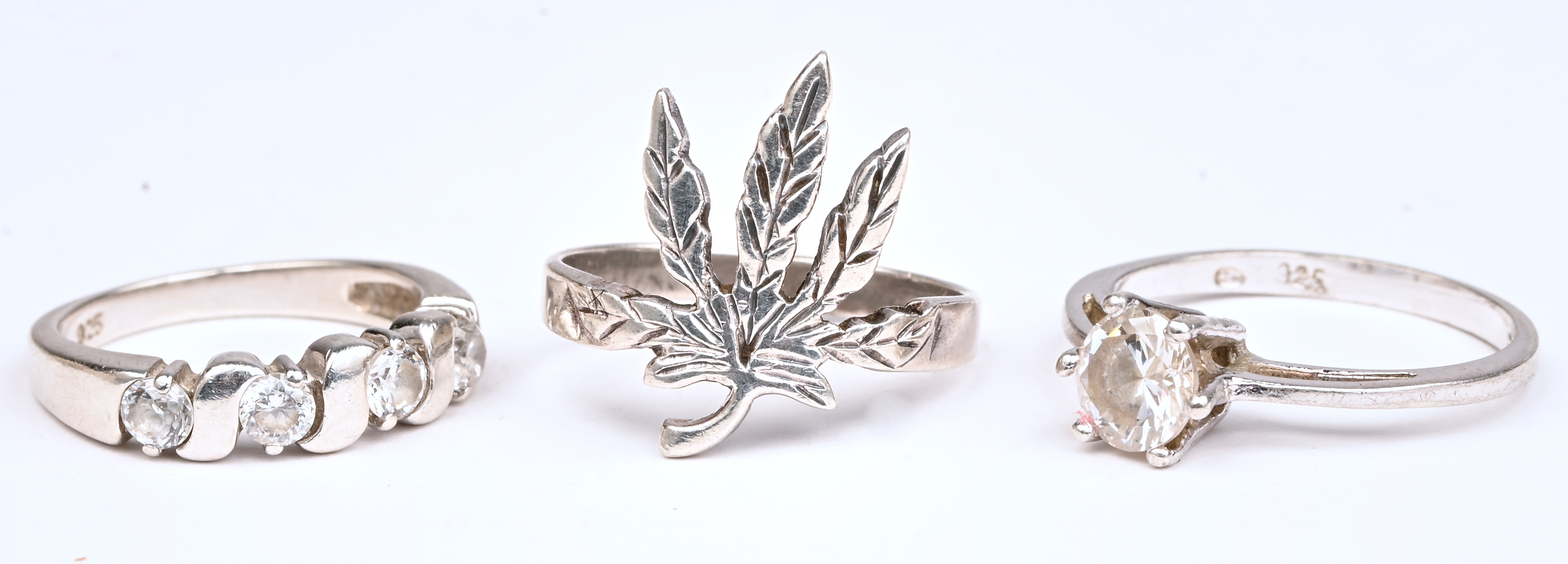 Vijf verschillende zilveren ringen bezet met fantasiestenen. 925‰ Vijf verschillende zilveren ringen bezet met fantasiestenen. 925‰.