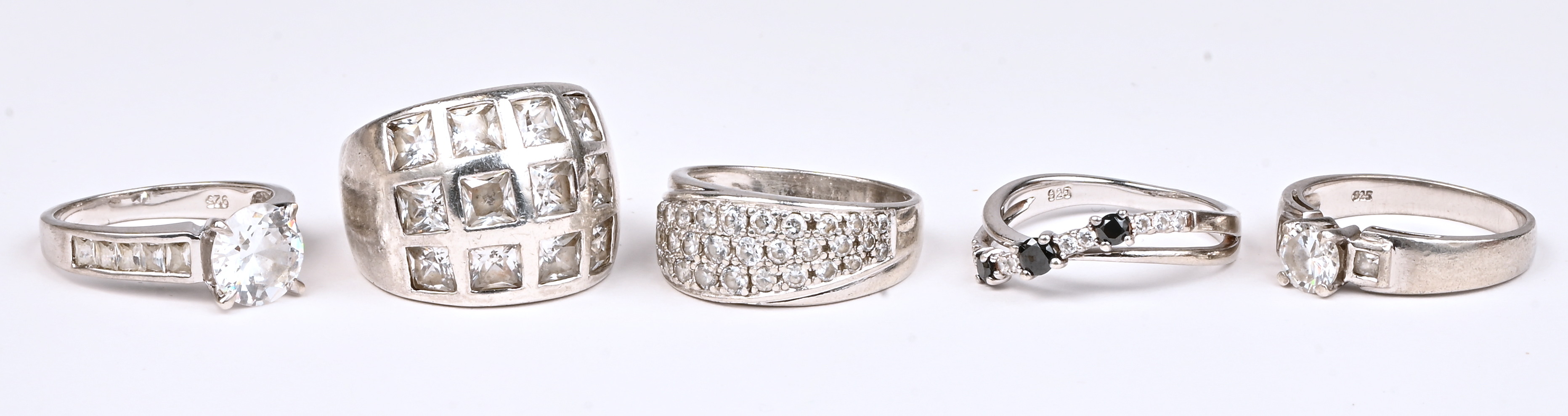 Vijf verschillende zilveren ringen bezet met fantasiestenen. 925‰ Vijf verschillende zilveren ringen bezet met fantasiestenen. 925‰.