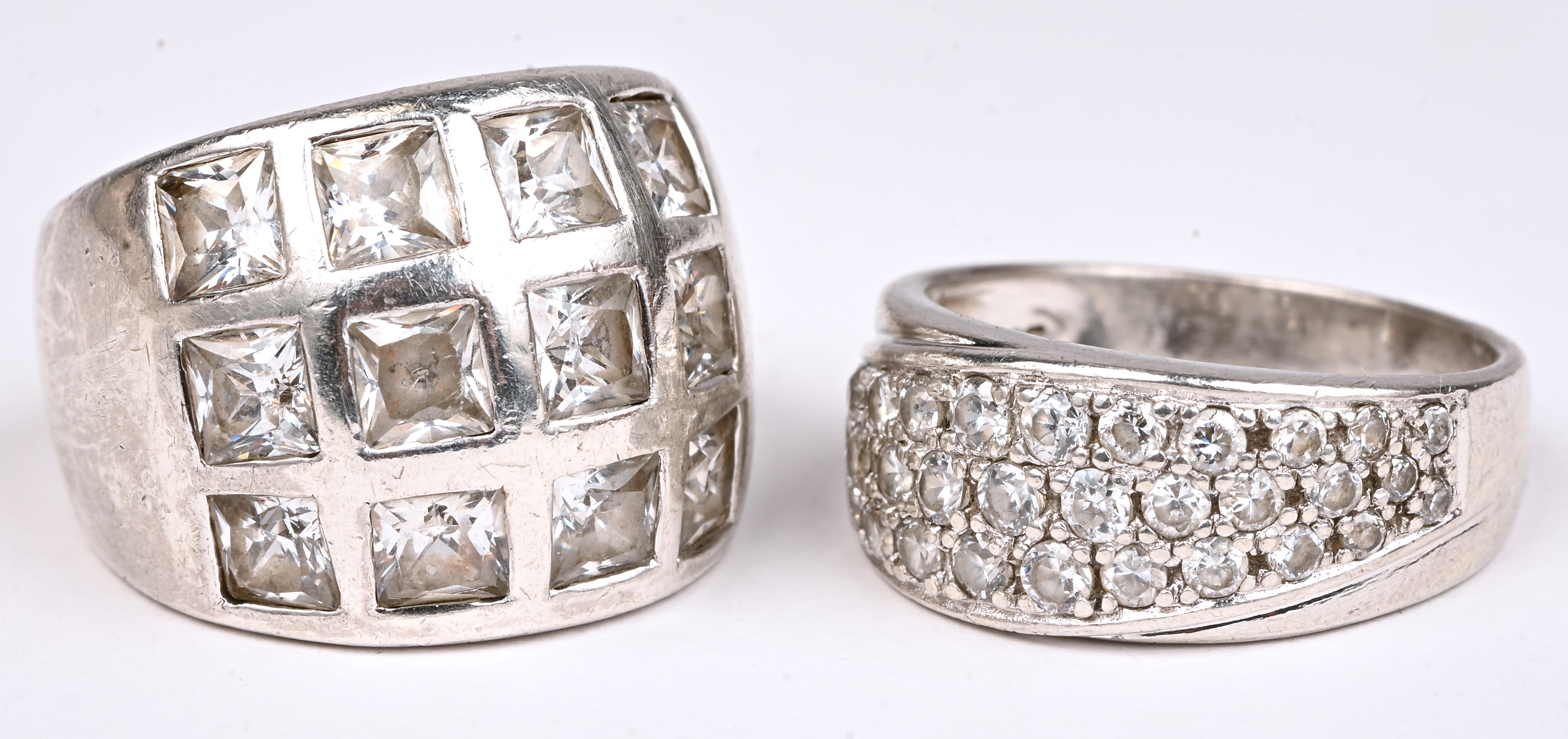 Vijf verschillende zilveren ringen bezet met fantasiestenen. 925‰ Vijf verschillende zilveren ringen bezet met fantasiestenen. 925‰.