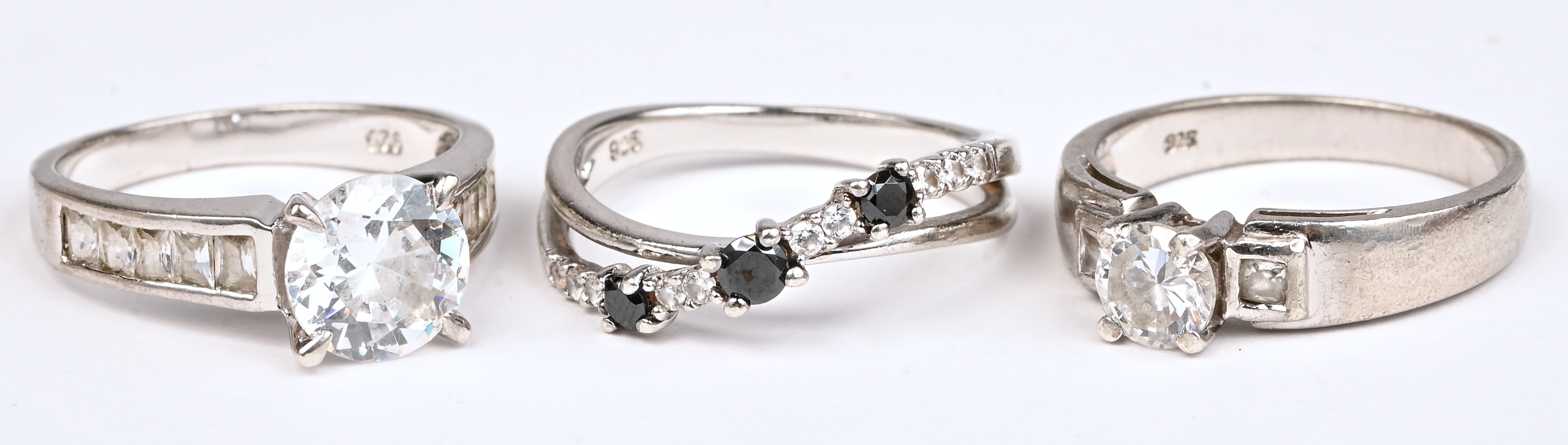 Vijf verschillende zilveren ringen bezet met fantasiestenen. 925‰ Vijf verschillende zilveren ringen bezet met fantasiestenen. 925‰.