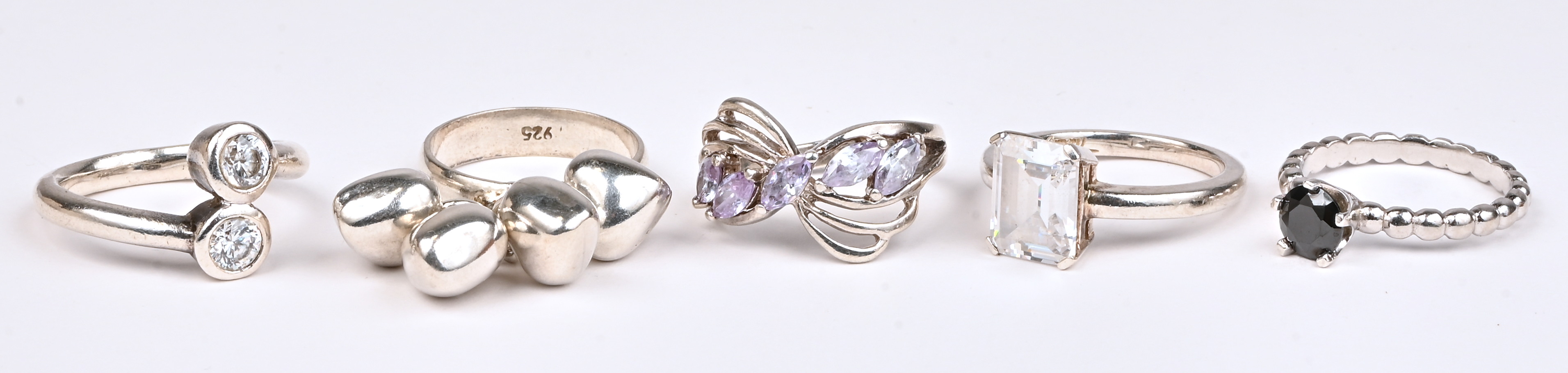 Vijf verschillende zilveren ringen bezet met fantasiestenen. 925‰ Vijf verschillende zilveren ringen bezet met fantasiestenen. 925‰.