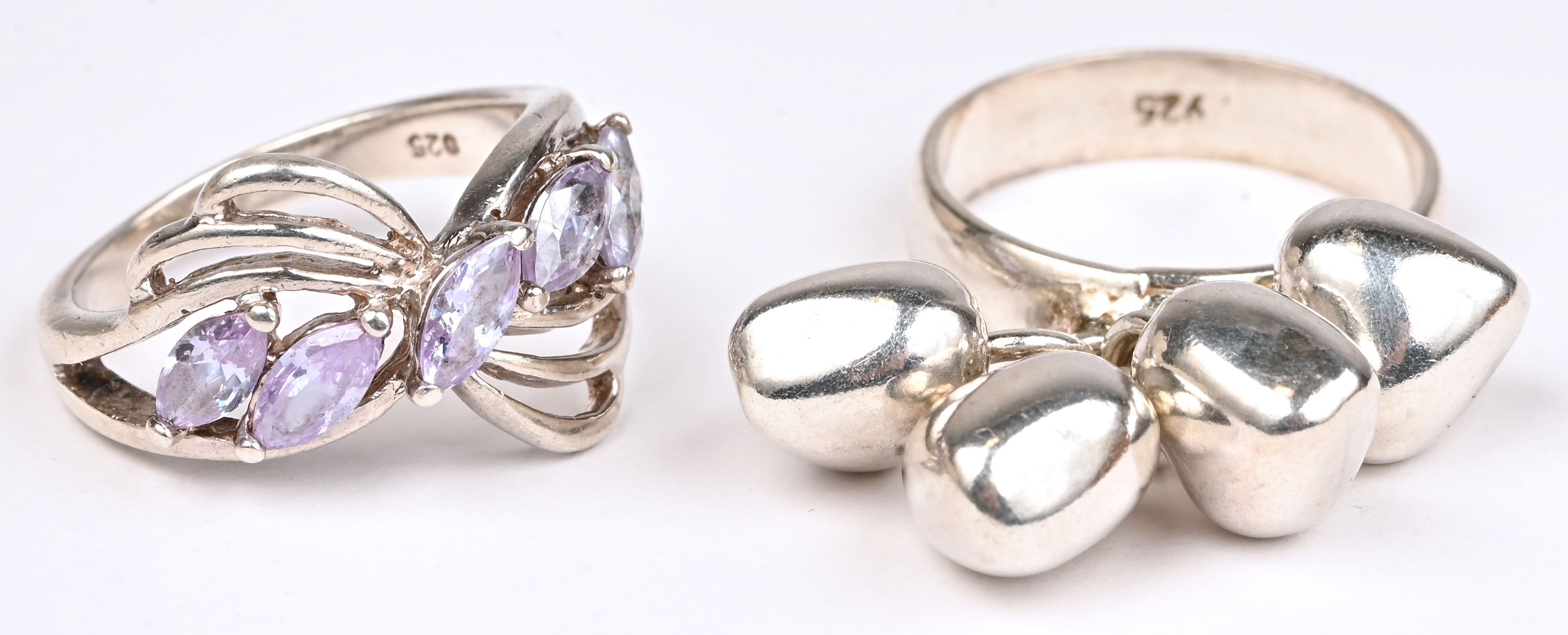 Vijf verschillende zilveren ringen bezet met fantasiestenen. 925‰ Vijf verschillende zilveren ringen bezet met fantasiestenen. 925‰.