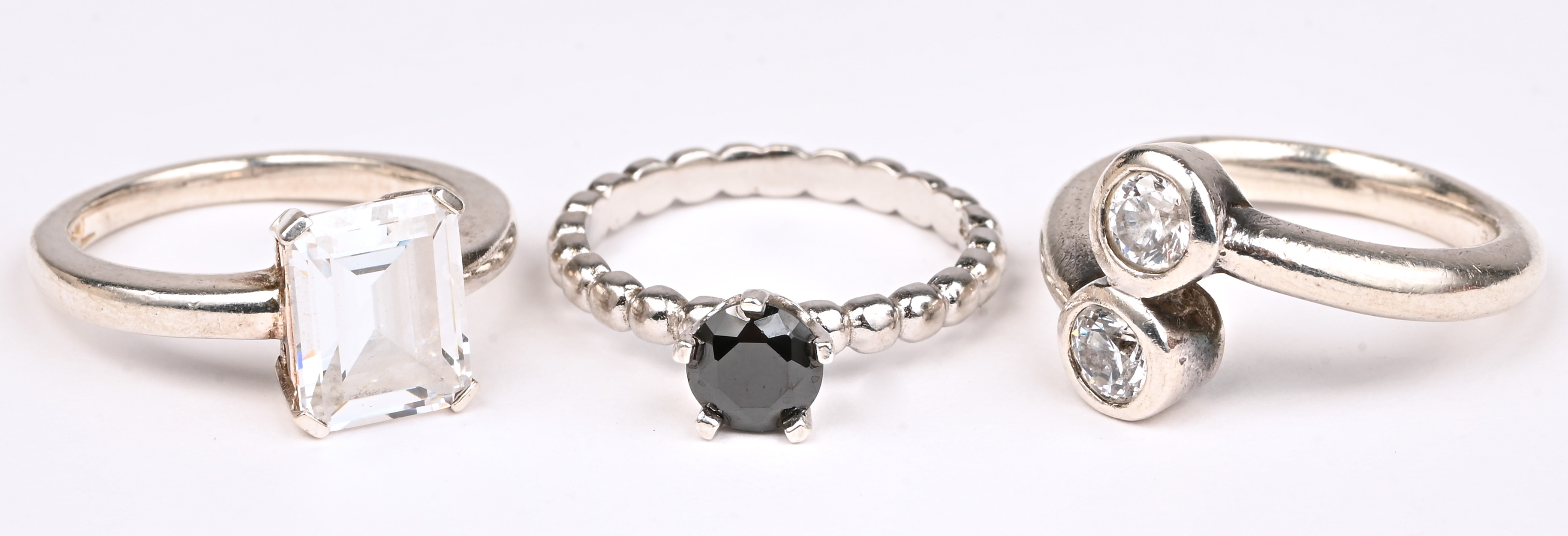 Vijf verschillende zilveren ringen bezet met fantasiestenen. 925‰ Vijf verschillende zilveren ringen bezet met fantasiestenen. 925‰.