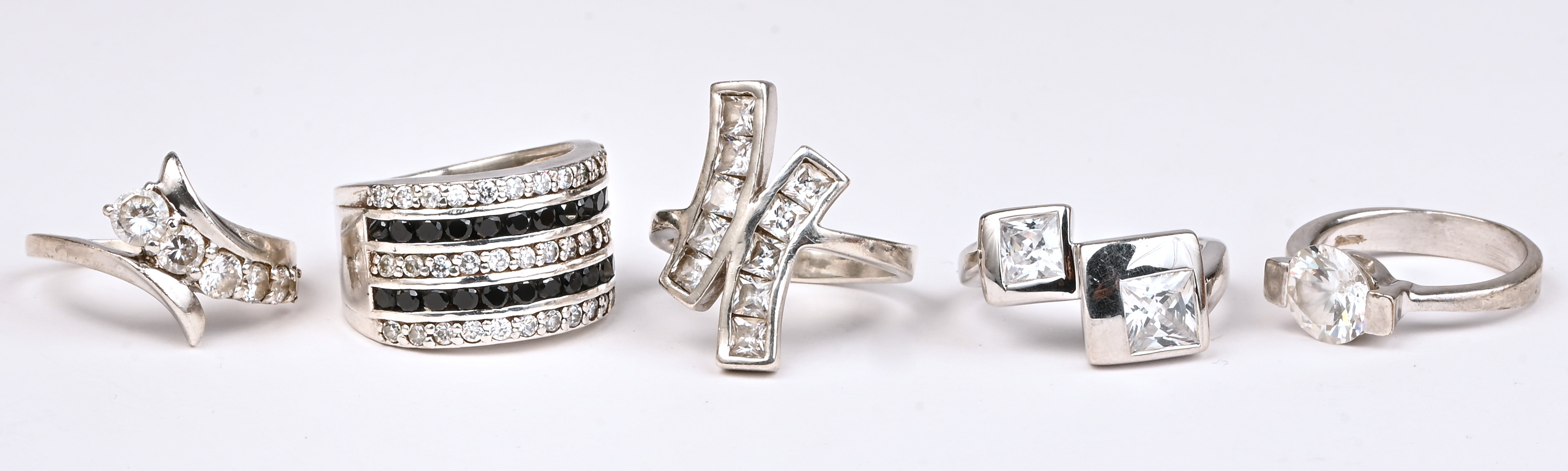Vijf verschillende zilveren ringen bezet met fantasiestenen. 925‰ Vijf verschillende zilveren ringen bezet met fantasiestenen. 925‰.