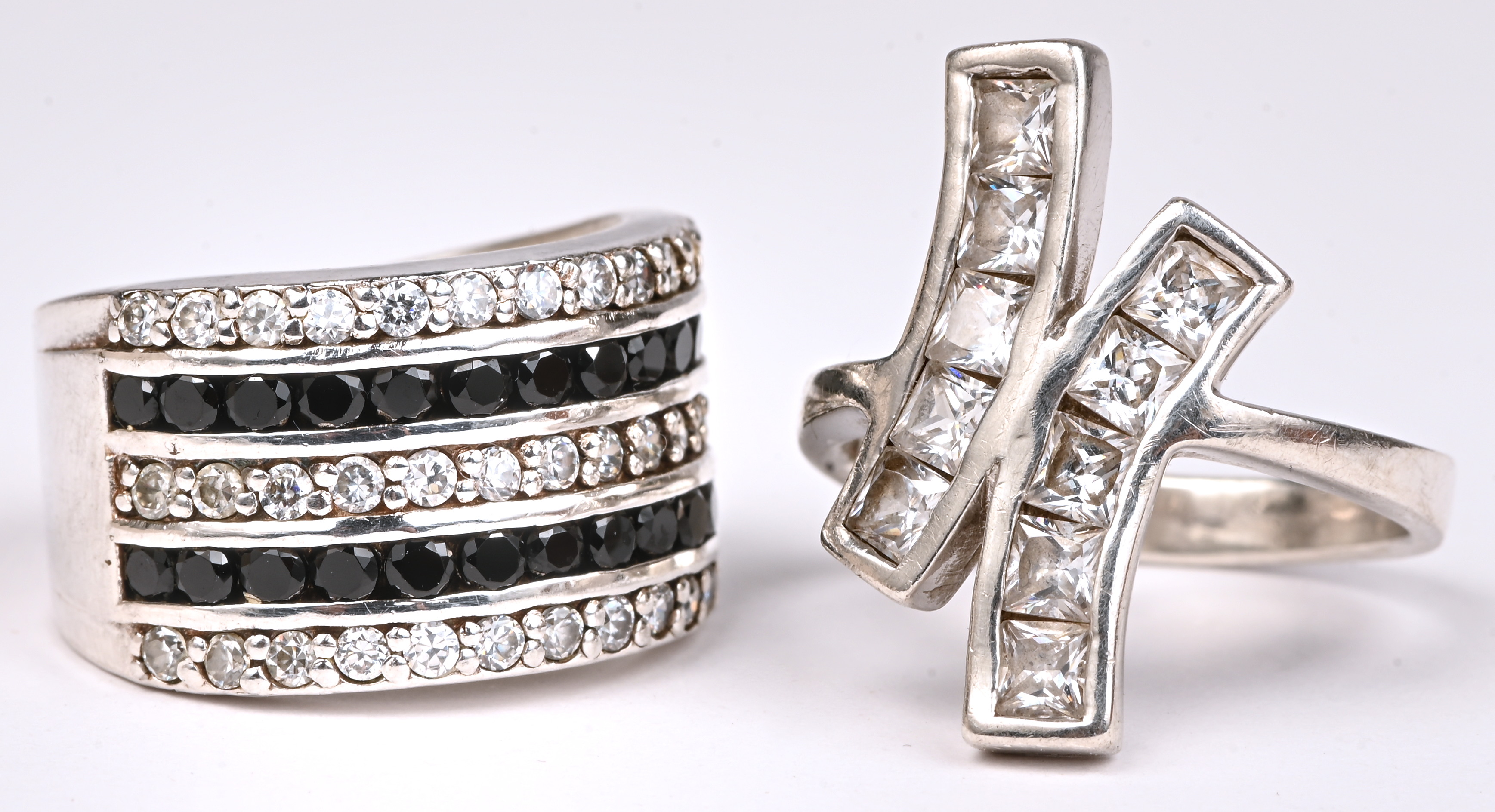 Vijf verschillende zilveren ringen bezet met fantasiestenen. 925‰ Vijf verschillende zilveren ringen bezet met fantasiestenen. 925‰.