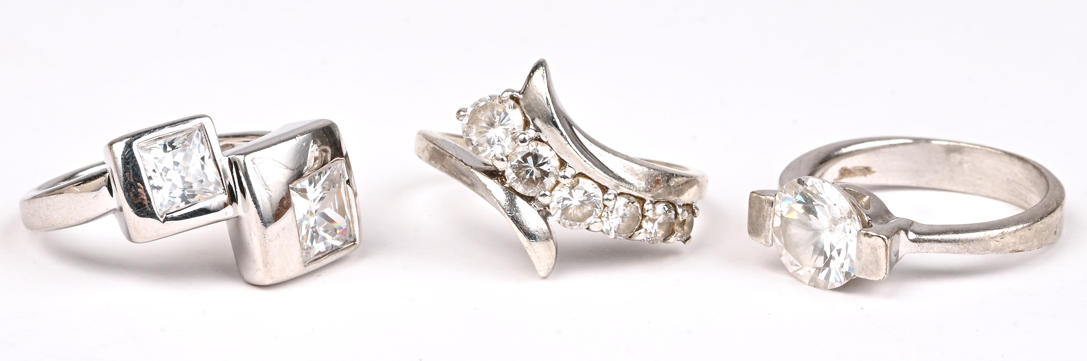 Vijf verschillende zilveren ringen bezet met fantasiestenen. 925‰ Vijf verschillende zilveren ringen bezet met fantasiestenen. 925‰.