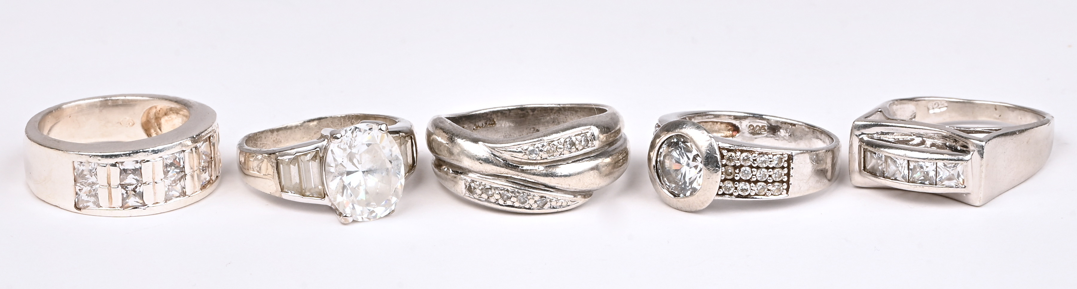Vijf verschillende zilveren ringen bezet met fantasiestenen. 925‰ Vijf verschillende zilveren ringen bezet met fantasiestenen. 925‰.