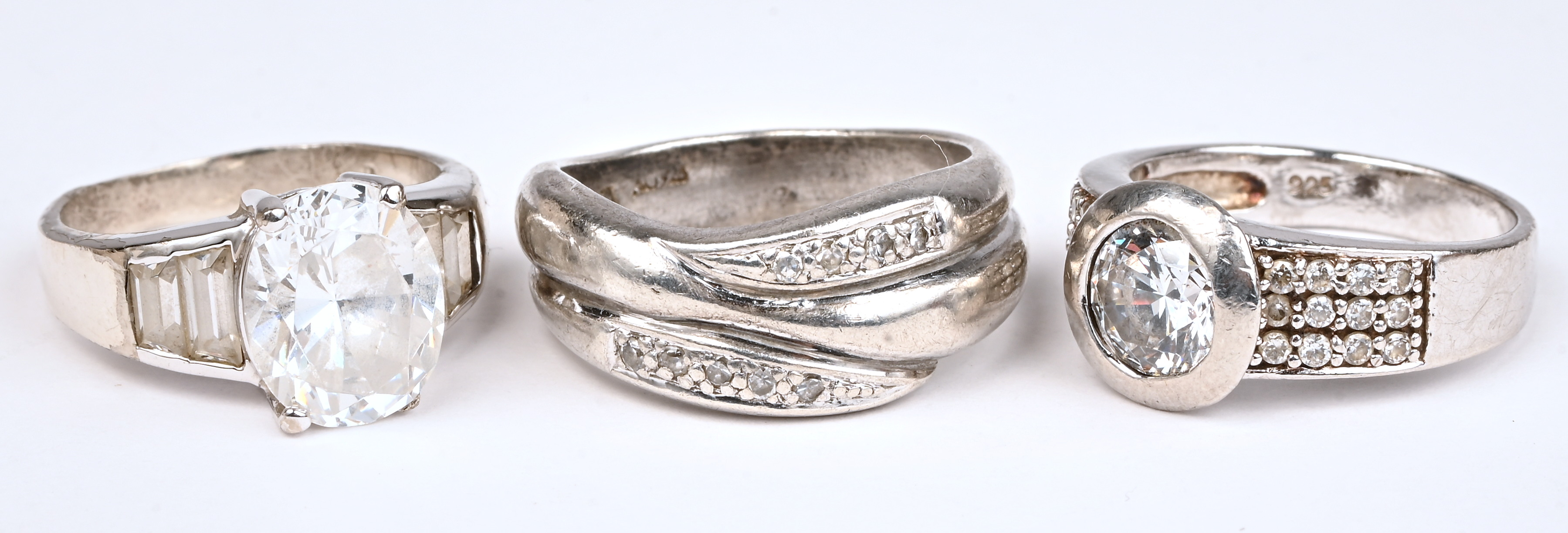 Vijf verschillende zilveren ringen bezet met fantasiestenen. 925‰ Vijf verschillende zilveren ringen bezet met fantasiestenen. 925‰.