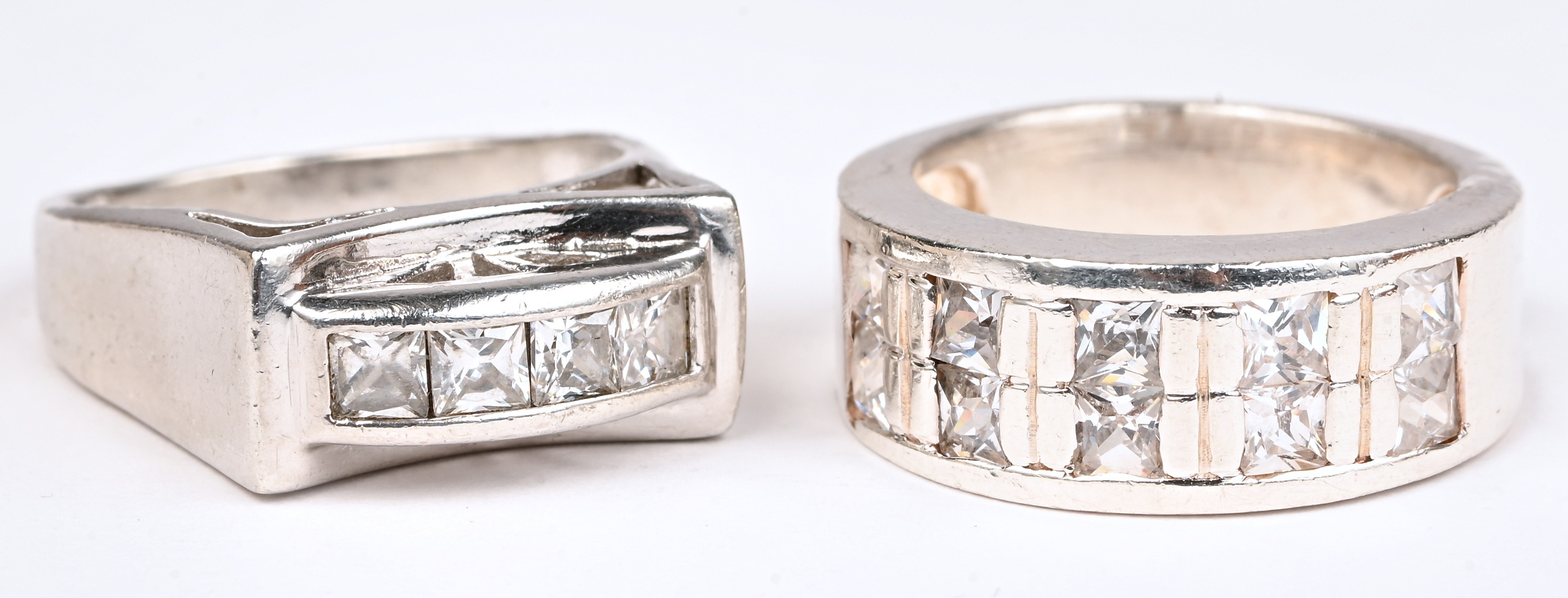 Vijf verschillende zilveren ringen bezet met fantasiestenen. 925‰ Vijf verschillende zilveren ringen bezet met fantasiestenen. 925‰.