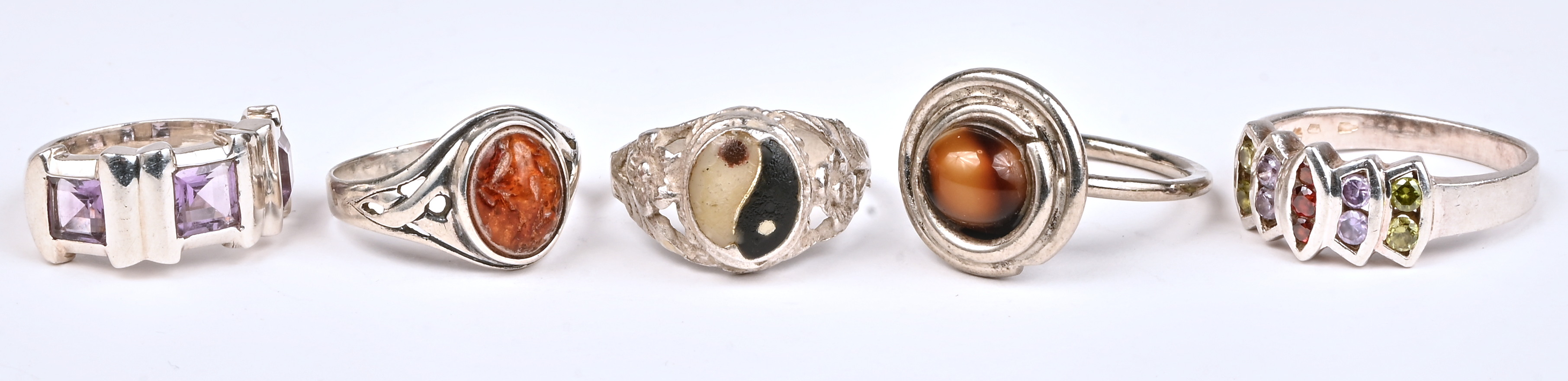 Vijf verschillende zilveren ringen bezet met half edelstenen. 925‰ Vijf verschillende zilveren ringen bezet met half edelstenen. 925‰.