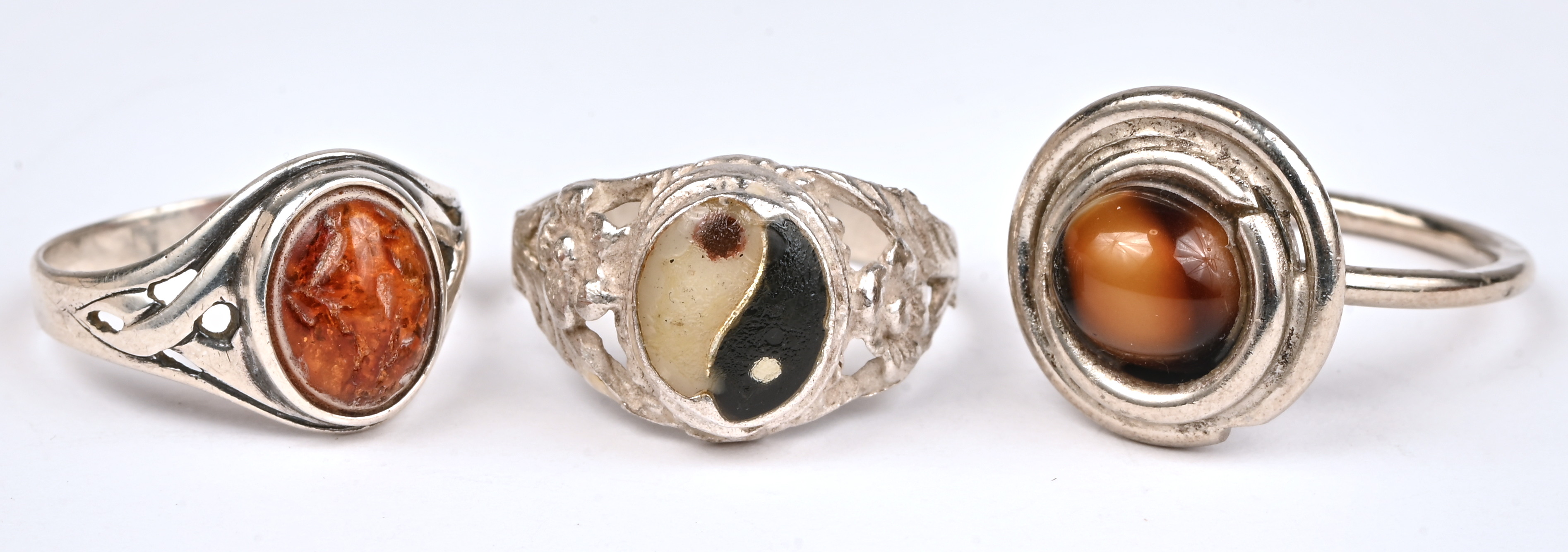 Vijf verschillende zilveren ringen bezet met half edelstenen. 925‰ Vijf verschillende zilveren ringen bezet met half edelstenen. 925‰.