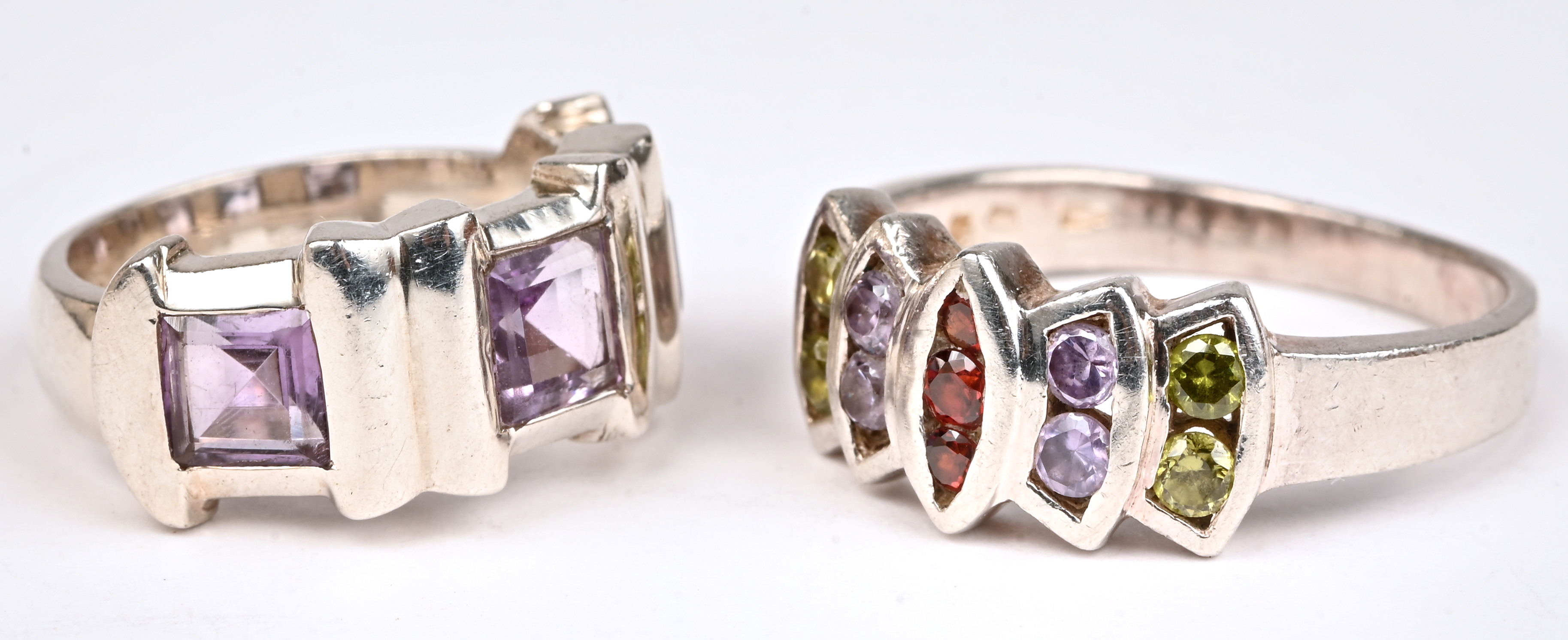 Vijf verschillende zilveren ringen bezet met half edelstenen. 925‰ Vijf verschillende zilveren ringen bezet met half edelstenen. 925‰.