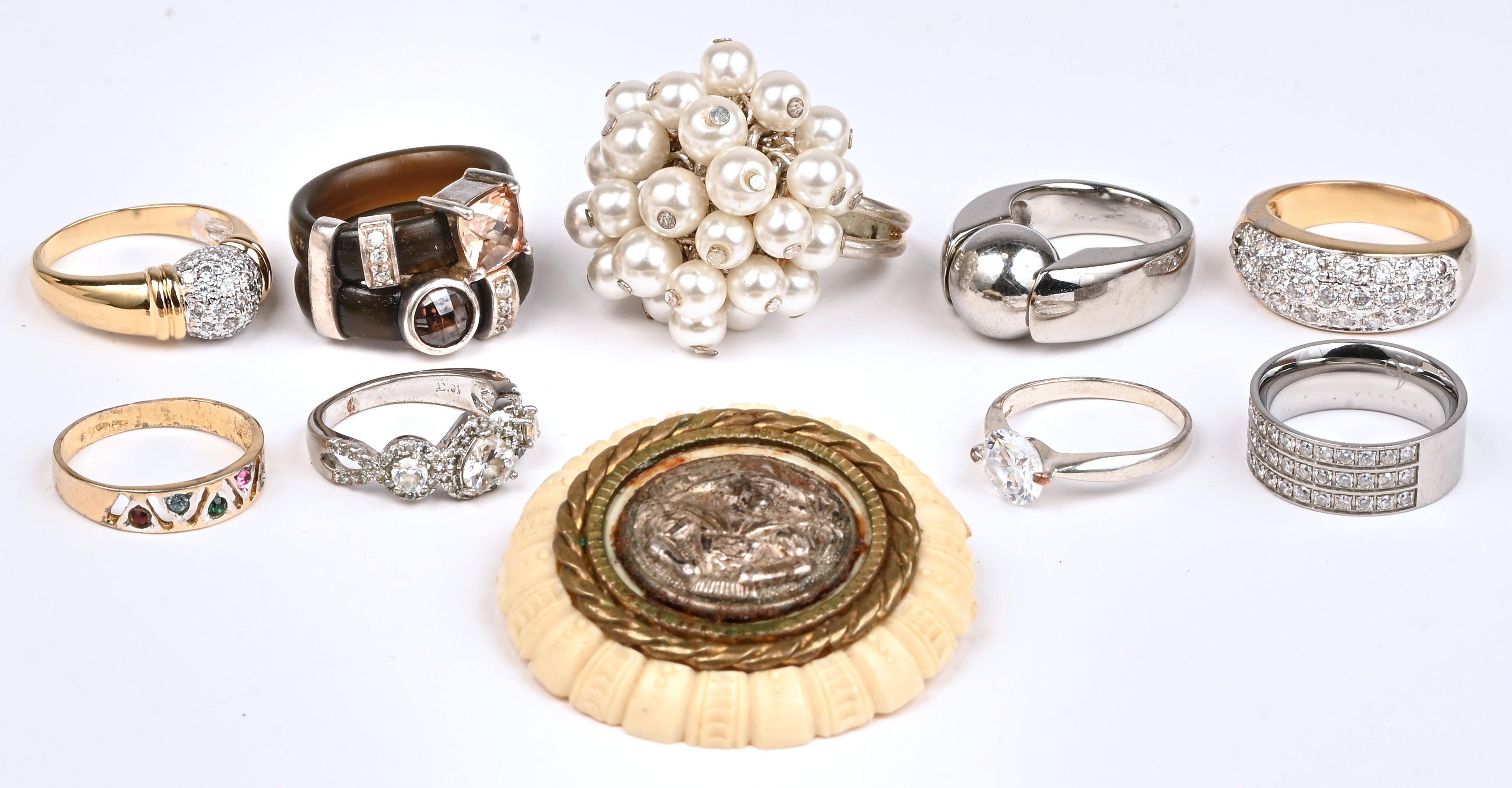 Vijf verschillende zilveren ringen bezet met half edelstenen. 925‰ Vijf verschillende zilveren ringen bezet met half edelstenen. 925‰.