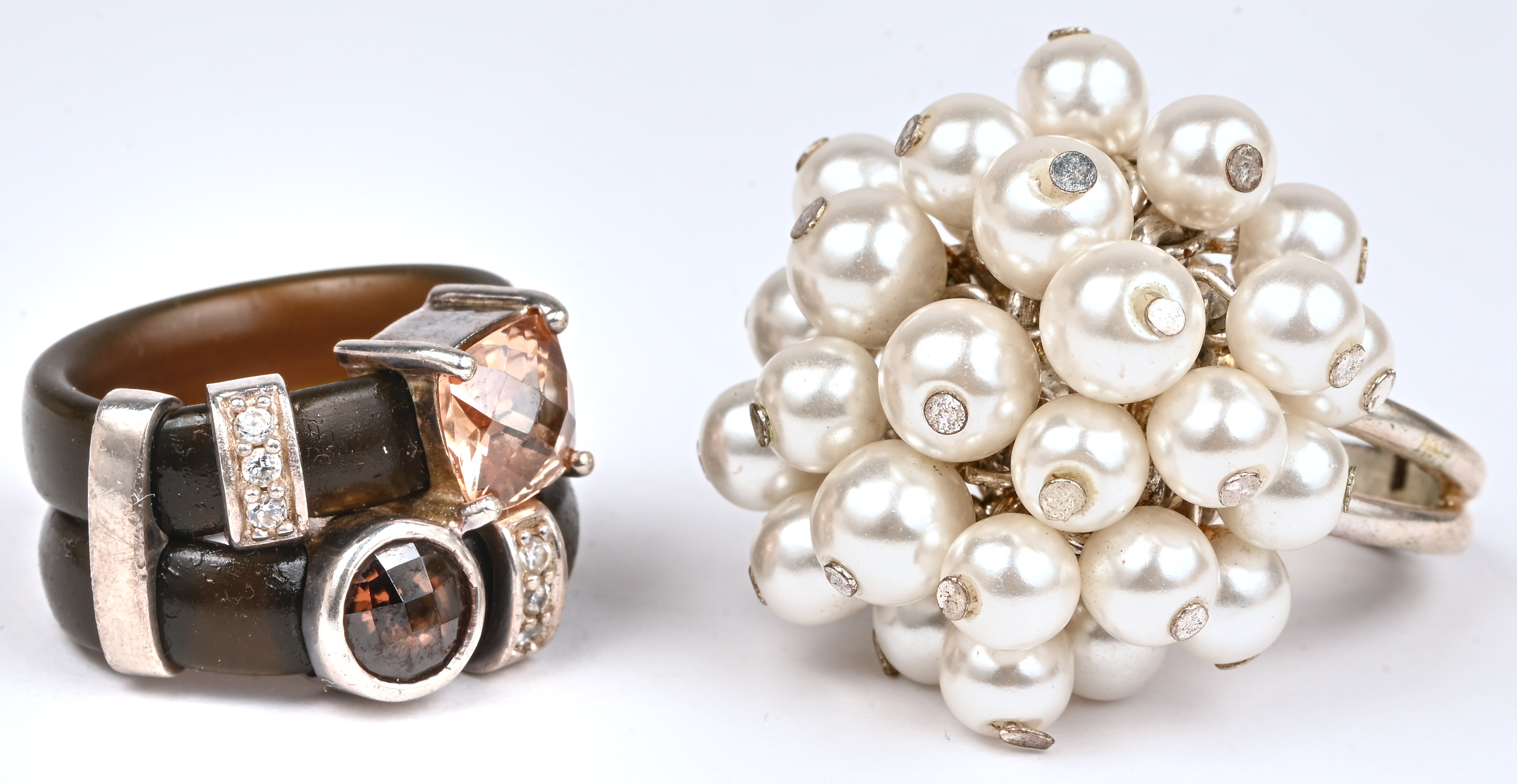 Vijf verschillende zilveren ringen bezet met half edelstenen. 925‰ Vijf verschillende zilveren ringen bezet met half edelstenen. 925‰.