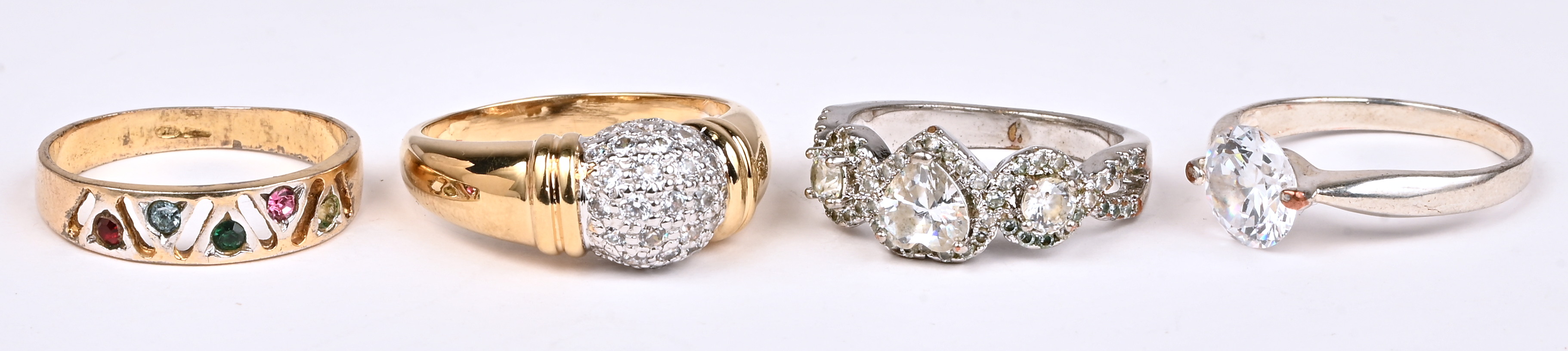 Vijf verschillende zilveren ringen bezet met half edelstenen. 925‰ Vijf verschillende zilveren ringen bezet met half edelstenen. 925‰.