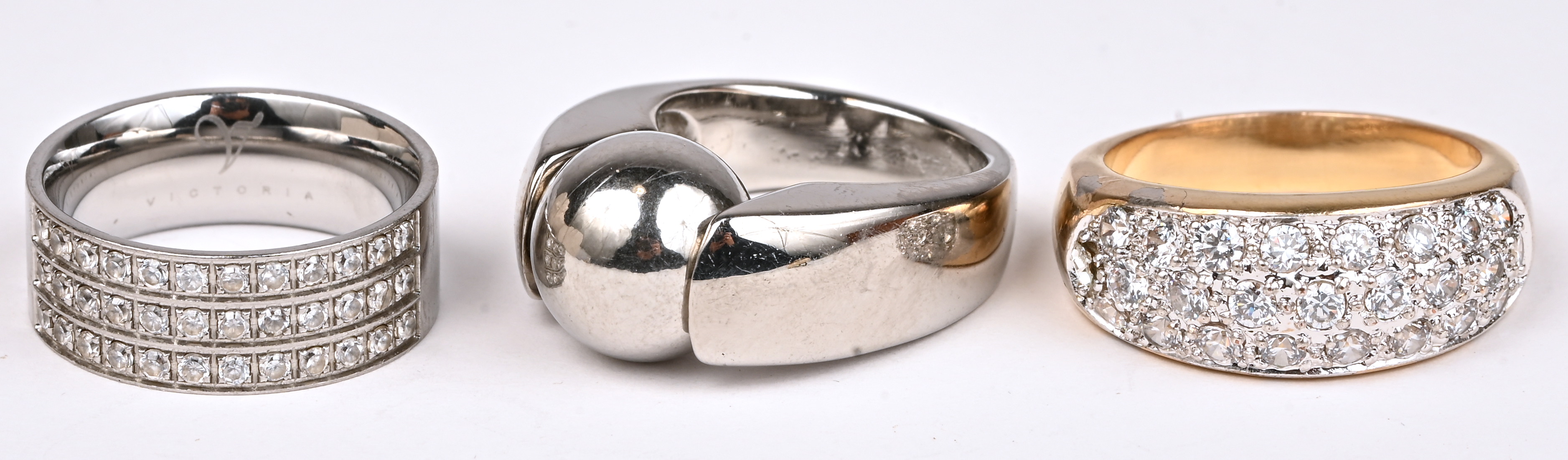 Vijf verschillende zilveren ringen bezet met half edelstenen. 925‰ Vijf verschillende zilveren ringen bezet met half edelstenen. 925‰.