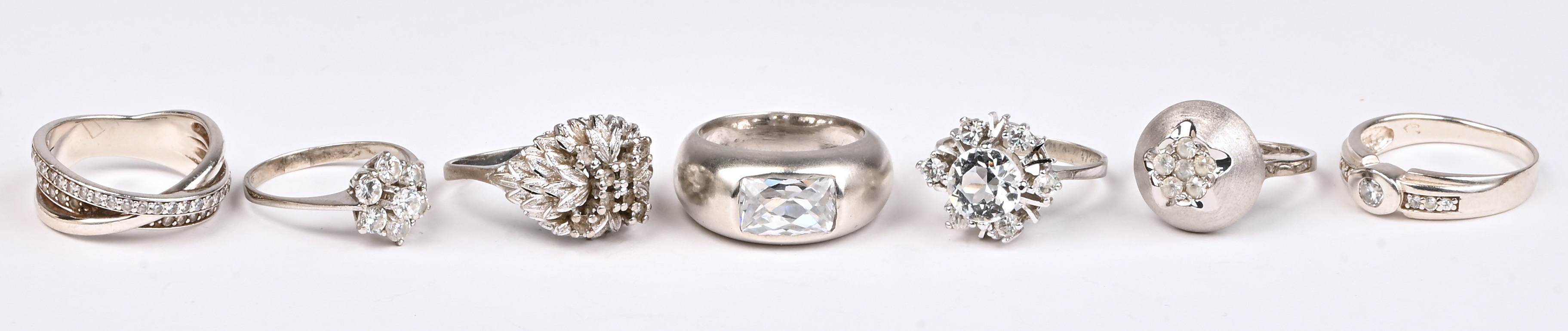 Vijf verschillende zilveren ringen bezet met half edelstenen. 925‰ Vijf verschillende zilveren ringen bezet met half edelstenen. 925‰.