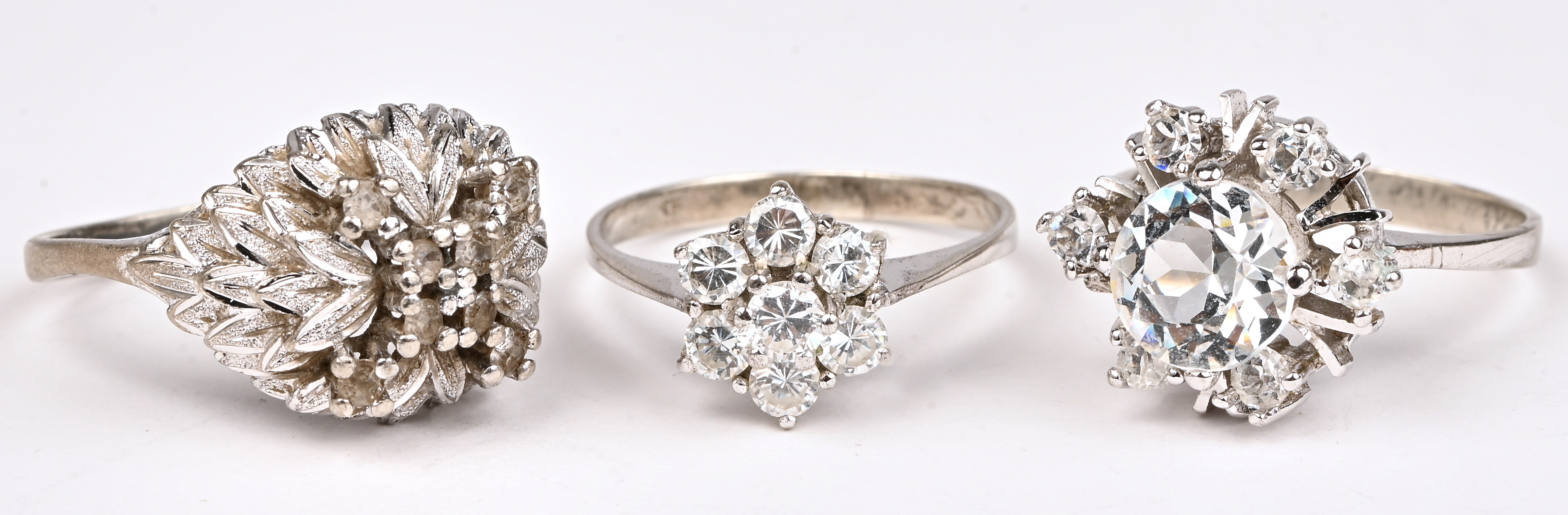 Vijf verschillende zilveren ringen bezet met half edelstenen. 925‰ Vijf verschillende zilveren ringen bezet met half edelstenen. 925‰.