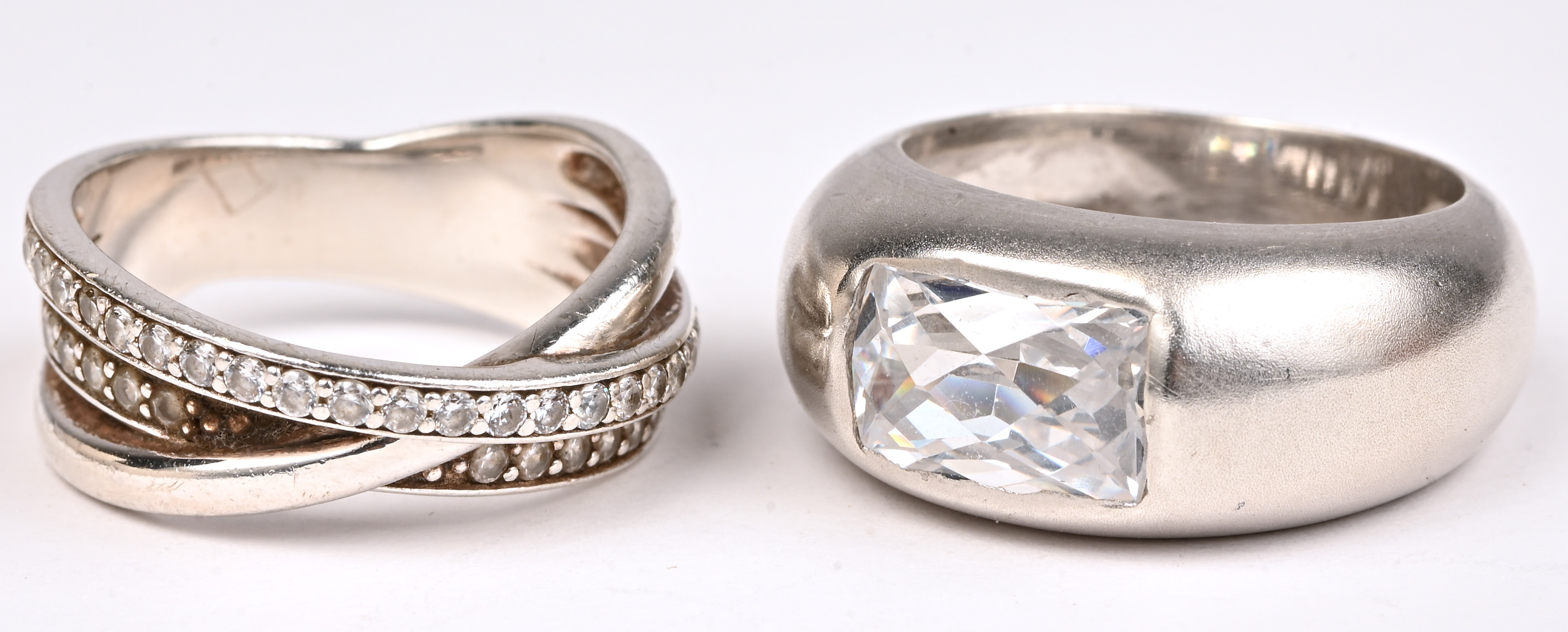 Vijf verschillende zilveren ringen bezet met half edelstenen. 925‰ Vijf verschillende zilveren ringen bezet met half edelstenen. 925‰.