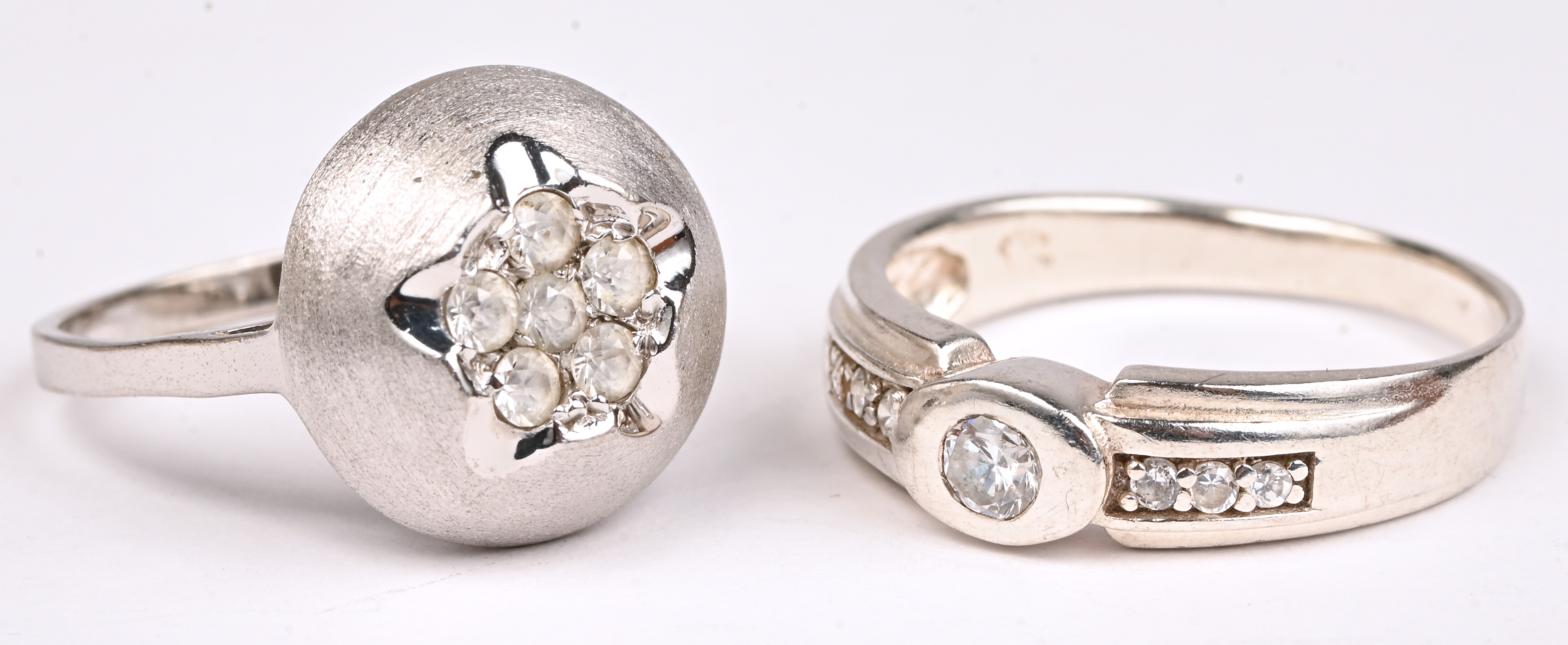 Vijf verschillende zilveren ringen bezet met half edelstenen. 925‰ Vijf verschillende zilveren ringen bezet met half edelstenen. 925‰.