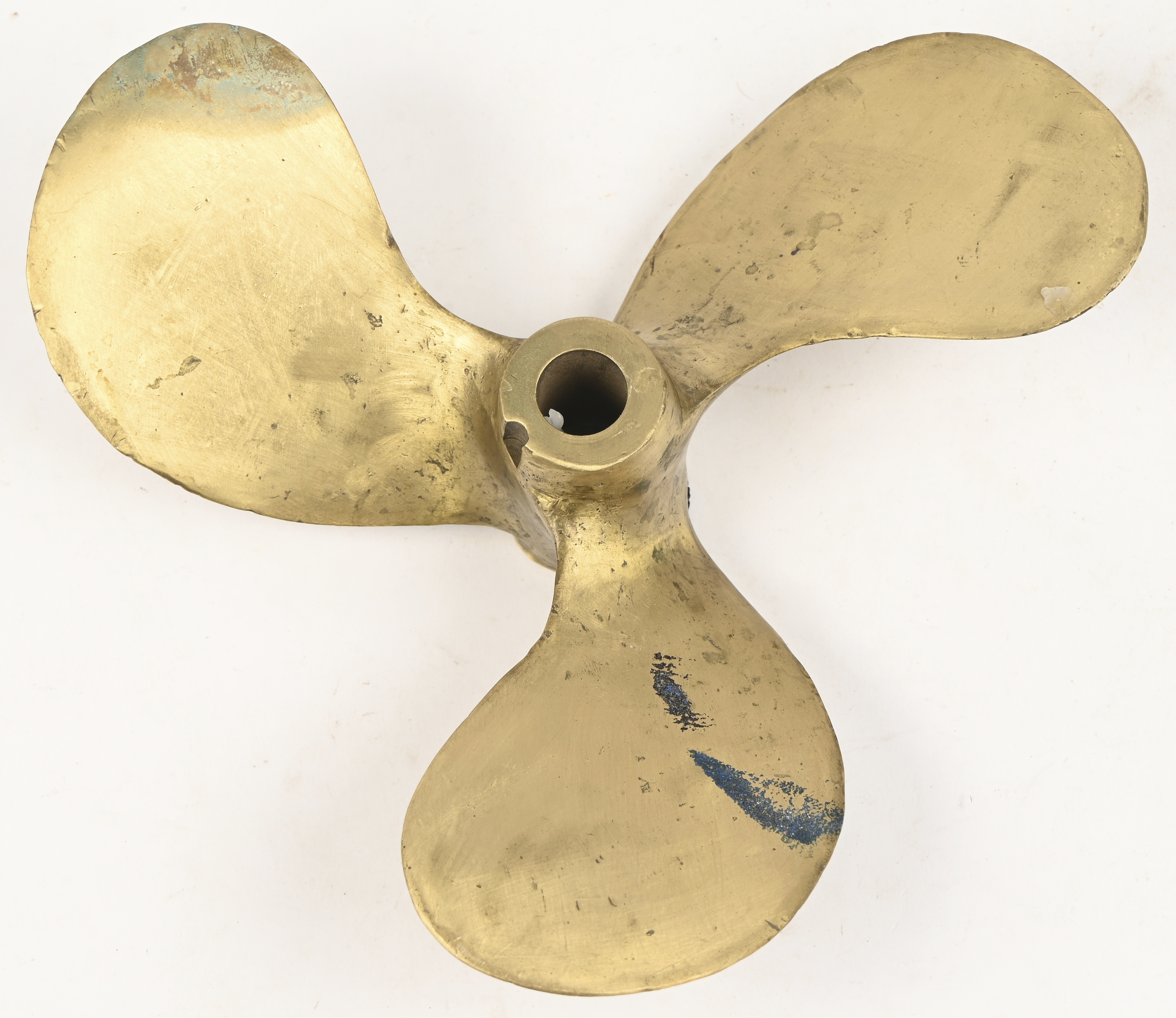 Een vintage massief koperen bootschroef van een klein pleziervaartuig Een vintage massief koperen bootschroef van een klein pleziervaartuig.