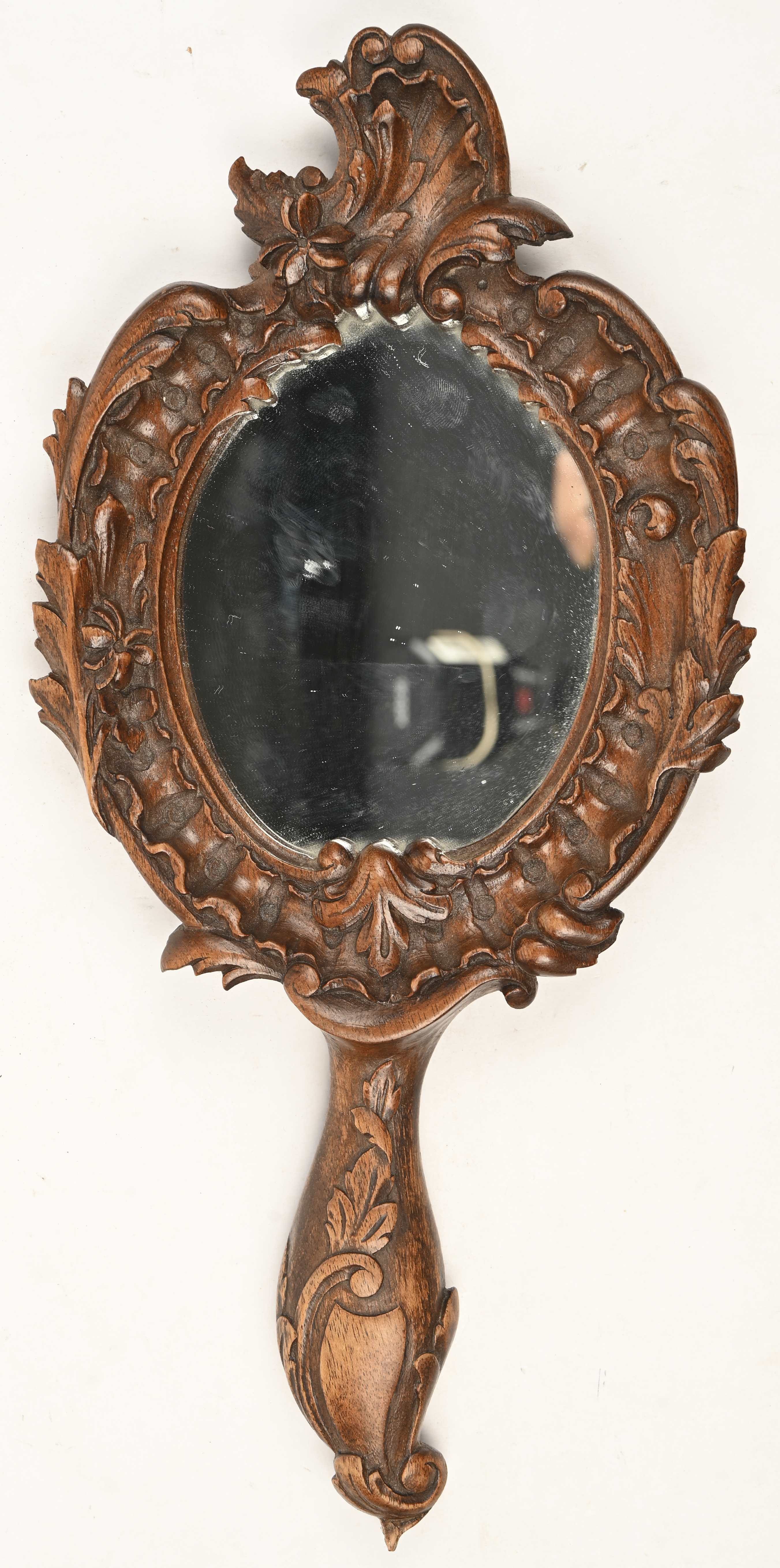 Een antiek handspiegeltje in massief houten gesculpteerde kader Een antiek handspiegeltje in massief houten gesculpteerde kader.