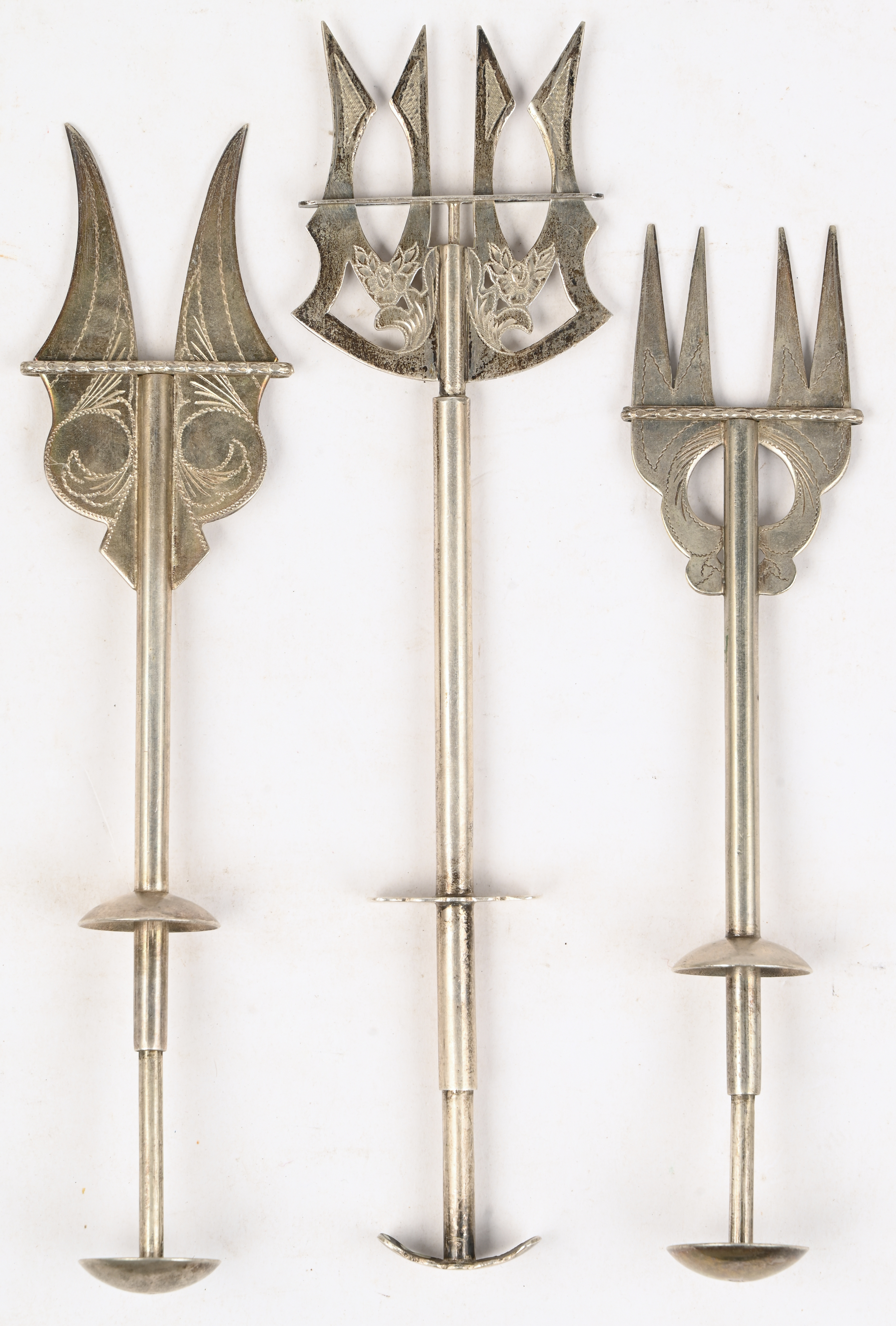 Een lot van 3 antieke verzilverd metalen serveervorken Een lot van 3 antieke verzilverd metalen serveervorken.