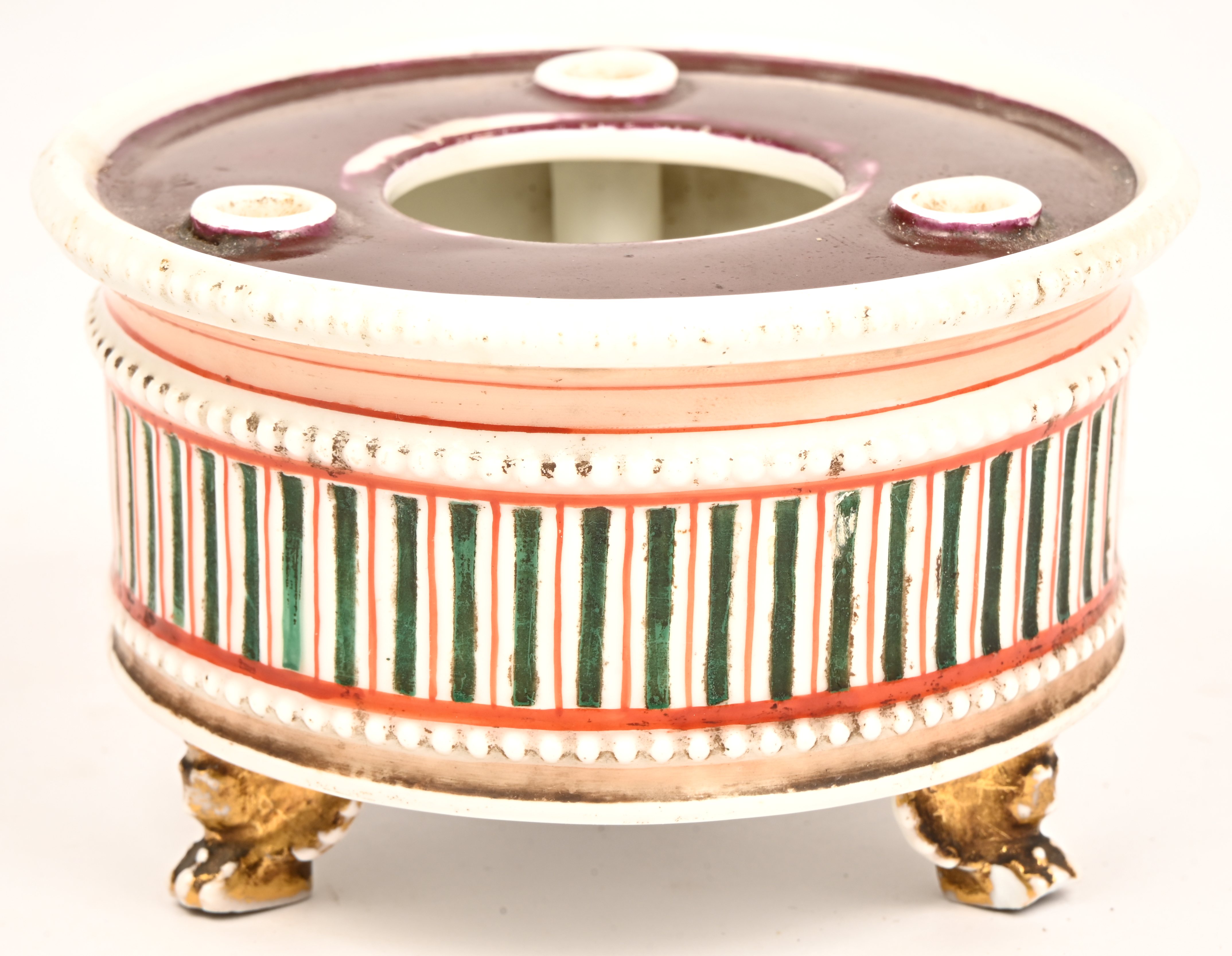 Een Empire inktstel op drie leeuwenpootjes, met plaats voor drie pennetjes. Inktpot is manco en er is schade aan twee pootjes Een Empire inktstel op drie leeuwenpootjes, met plaats voor drie pennetjes. Inktpot is manco en er is schade aan twee pootjes.