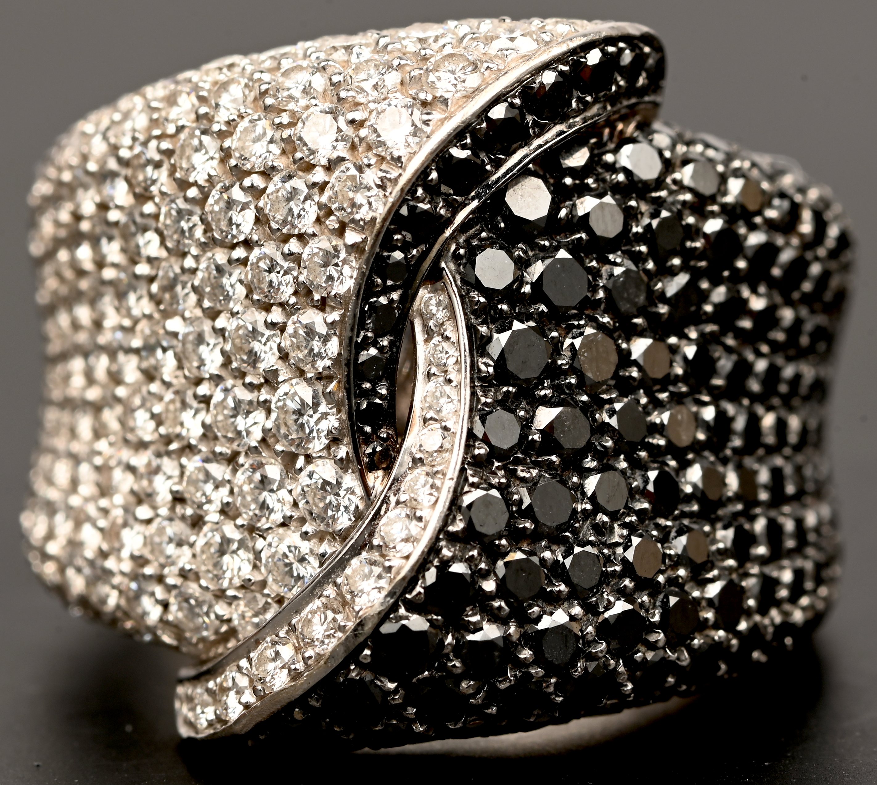 Een 18 kt witgouden ring bezet met witte briljanten met een gezamenlijk gewicht van +- 1,90 ct. GSI 1 en zwarte diamanten met een gezamenlijk gewicht van +- 2,26 ct. Met certificaat Een 18 kt witgouden ring bezet met witte briljanten met een gezamenlijk gewicht van +- 1,90 ct. GSI 1 en zwarte diamanten met een gezamenlijk gewicht van +- 2,26 ct. Met certificaat.