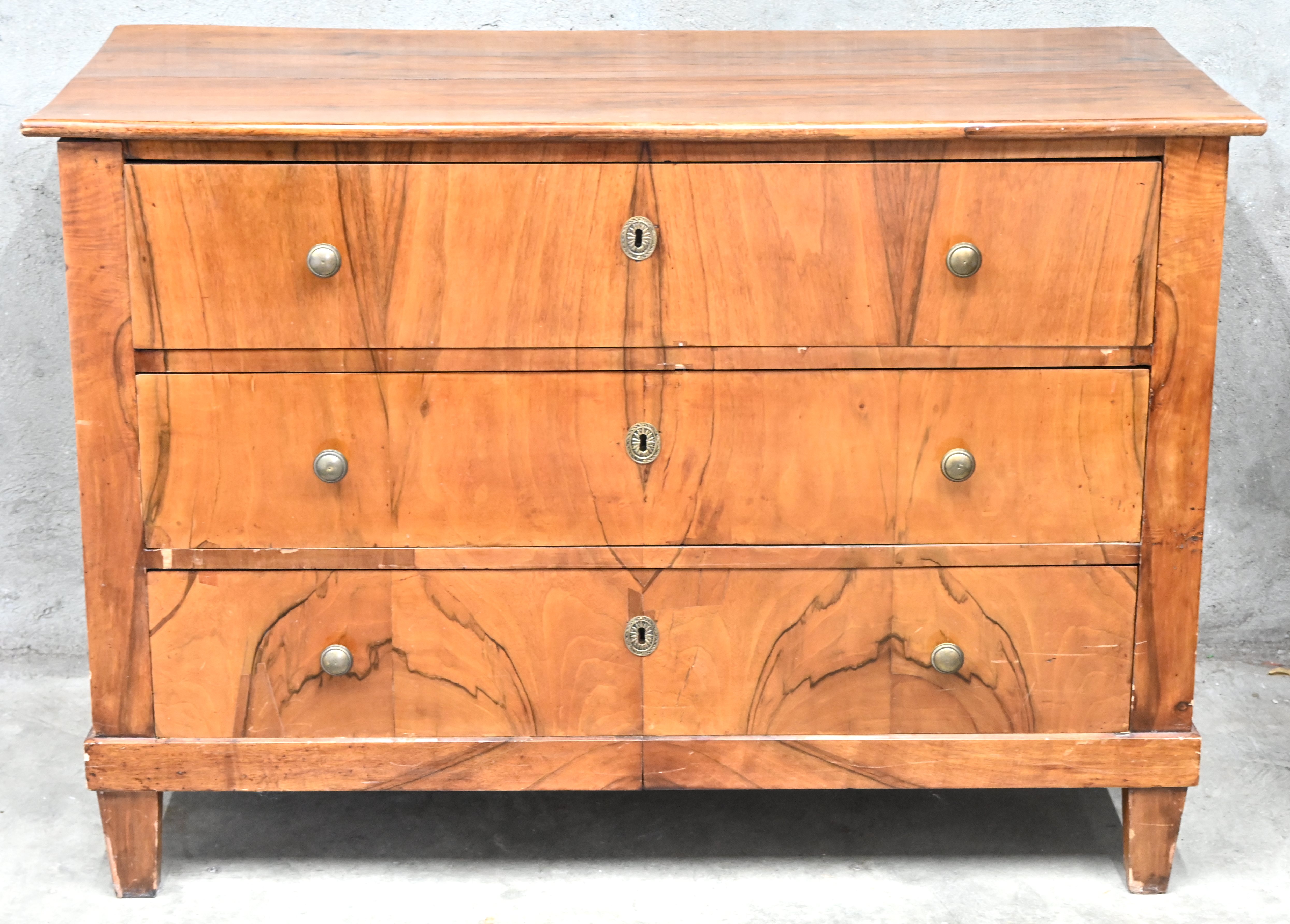 Een gefineerde houten commode met 3 laden Een gefineerde houten commode met 3 laden.