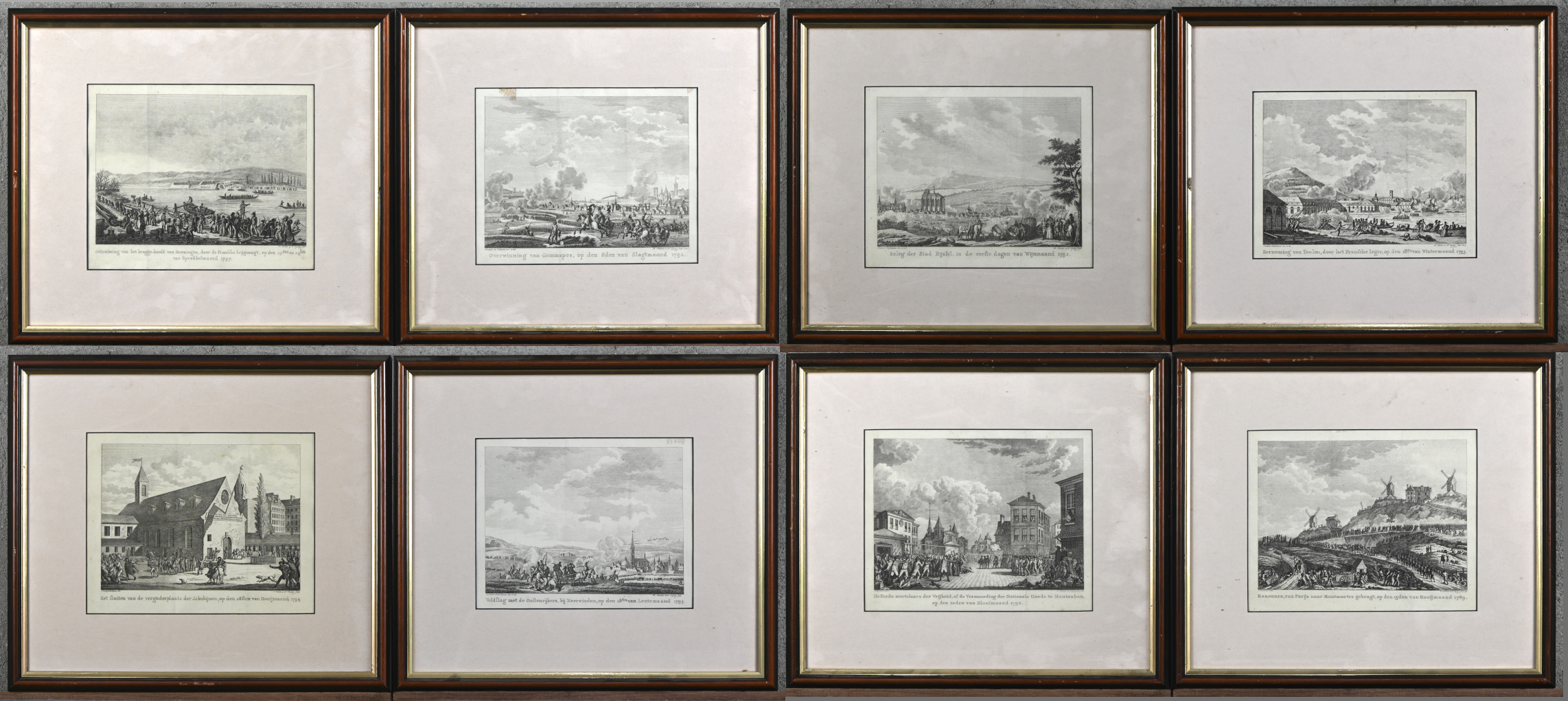 Een set van 8 antieke gravures met taferelen van 18e eeuws krijgsgewoel. Beleg van de stad Rijsel, Overwinning van Gemmapes, Herneming van Toulon en andere. Bij 1 kader is het glas manco Een set van 8 antieke gravures met taferelen van 18e eeuws krijgsgewoel. Beleg van de stad Rijsel, Overwinning van Gemmapes, Herneming van Toulon en andere. Bij 1 kader is het glas manco.