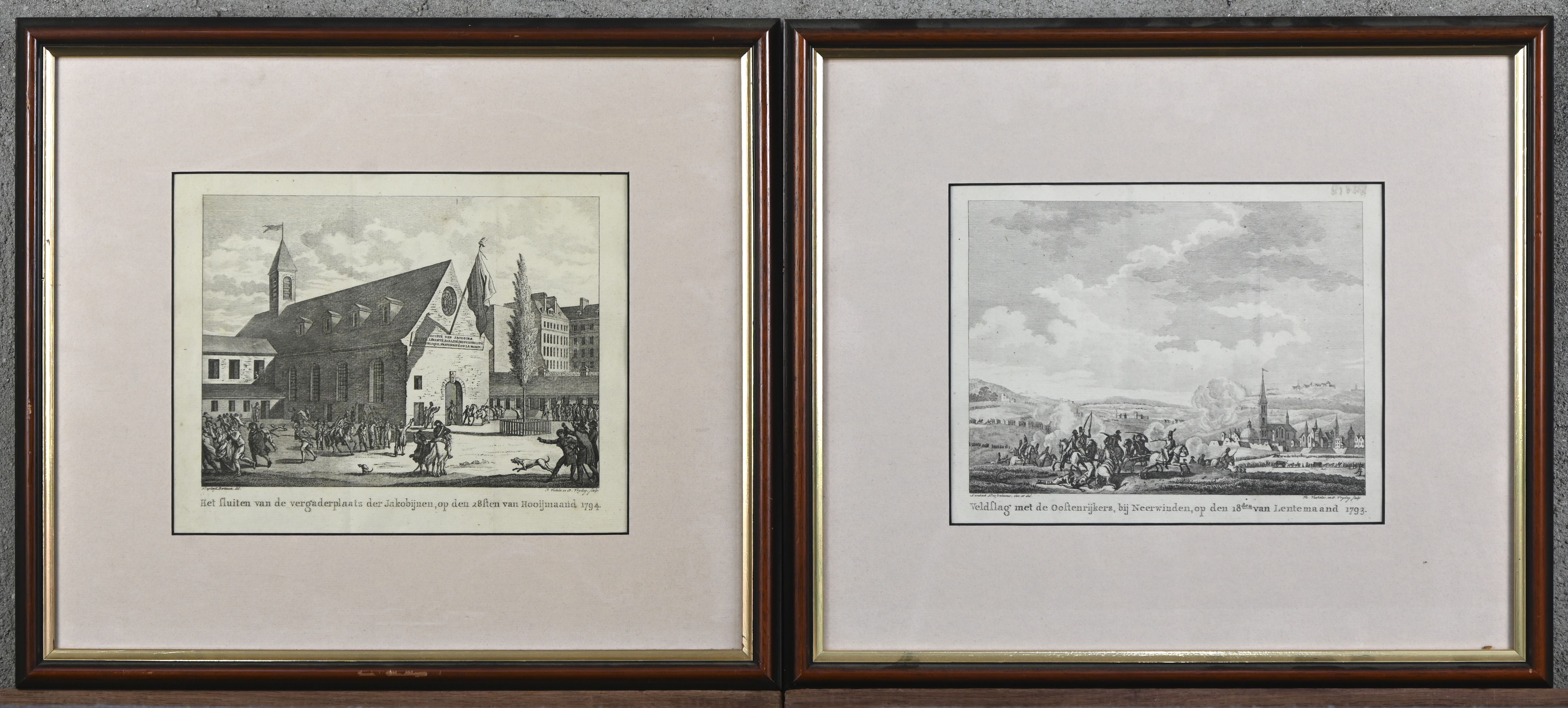 Een set van 8 antieke gravures met taferelen van 18e eeuws krijgsgewoel. Beleg van de stad Rijsel, Overwinning van Gemmapes, Herneming van Toulon en andere. Bij 1 kader is het glas manco Een set van 8 antieke gravures met taferelen van 18e eeuws krijgsgewoel. Beleg van de stad Rijsel, Overwinning van Gemmapes, Herneming van Toulon en andere. Bij 1 kader is het glas manco.