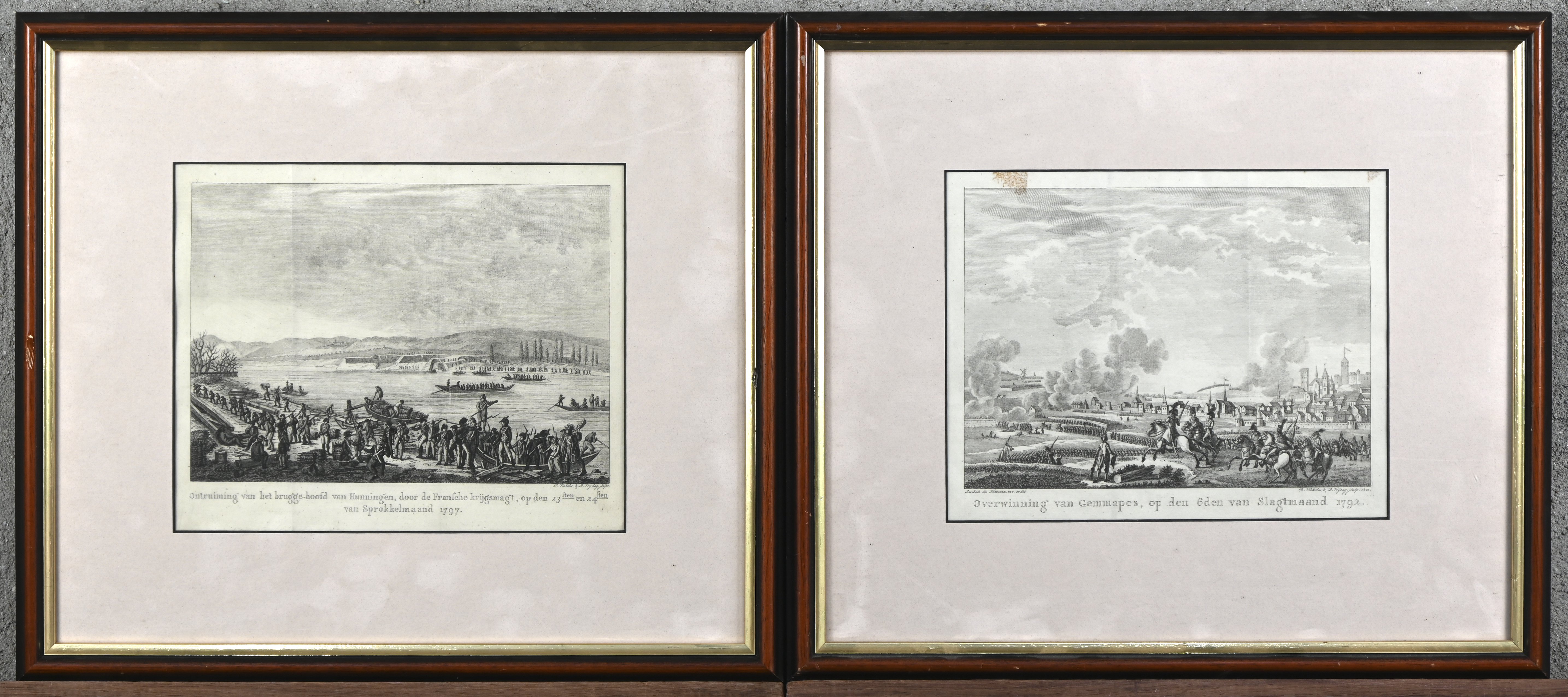 Een set van 8 antieke gravures met taferelen van 18e eeuws krijgsgewoel. Beleg van de stad Rijsel, Overwinning van Gemmapes, Herneming van Toulon en andere. Bij 1 kader is het glas manco Een set van 8 antieke gravures met taferelen van 18e eeuws krijgsgewoel. Beleg van de stad Rijsel, Overwinning van Gemmapes, Herneming van Toulon en andere. Bij 1 kader is het glas manco.