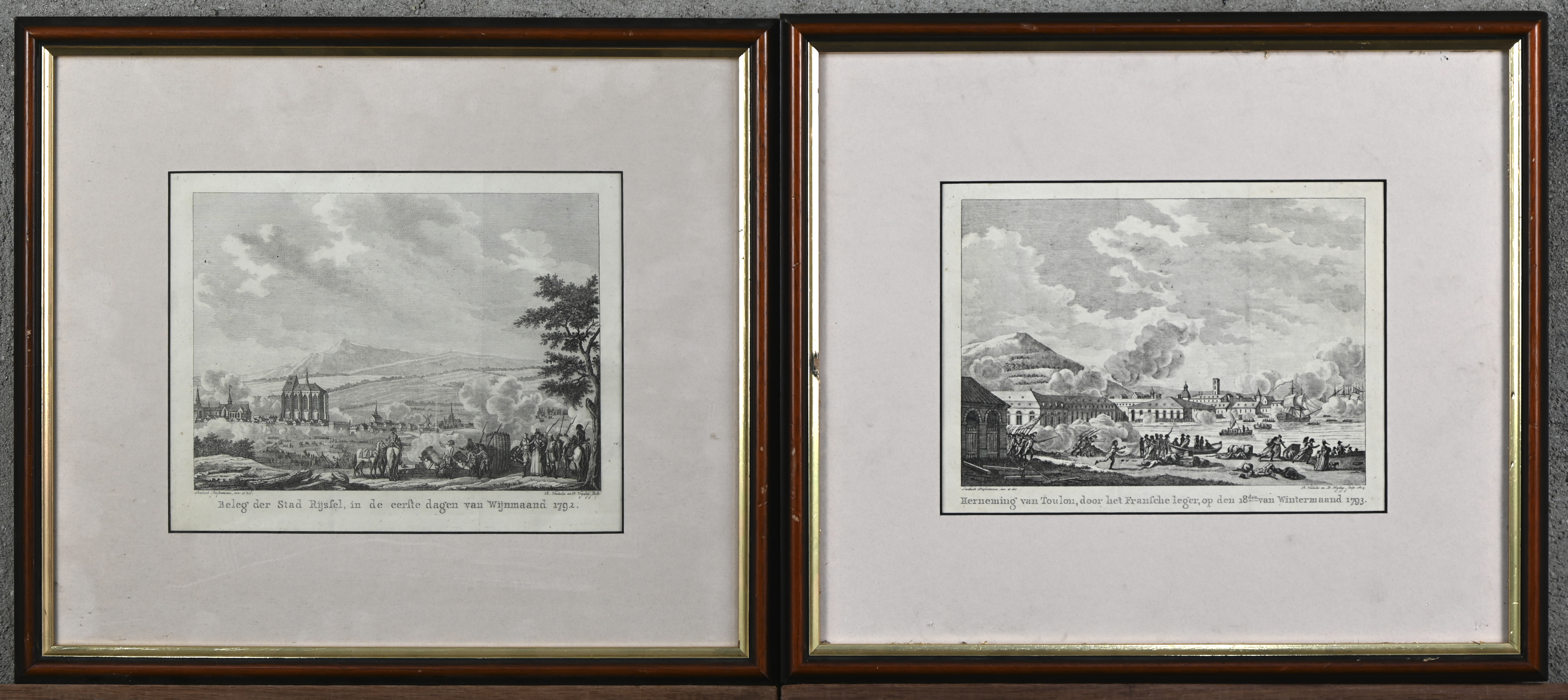 Een set van 8 antieke gravures met taferelen van 18e eeuws krijgsgewoel. Beleg van de stad Rijsel, Overwinning van Gemmapes, Herneming van Toulon en andere. Bij 1 kader is het glas manco Een set van 8 antieke gravures met taferelen van 18e eeuws krijgsgewoel. Beleg van de stad Rijsel, Overwinning van Gemmapes, Herneming van Toulon en andere. Bij 1 kader is het glas manco.