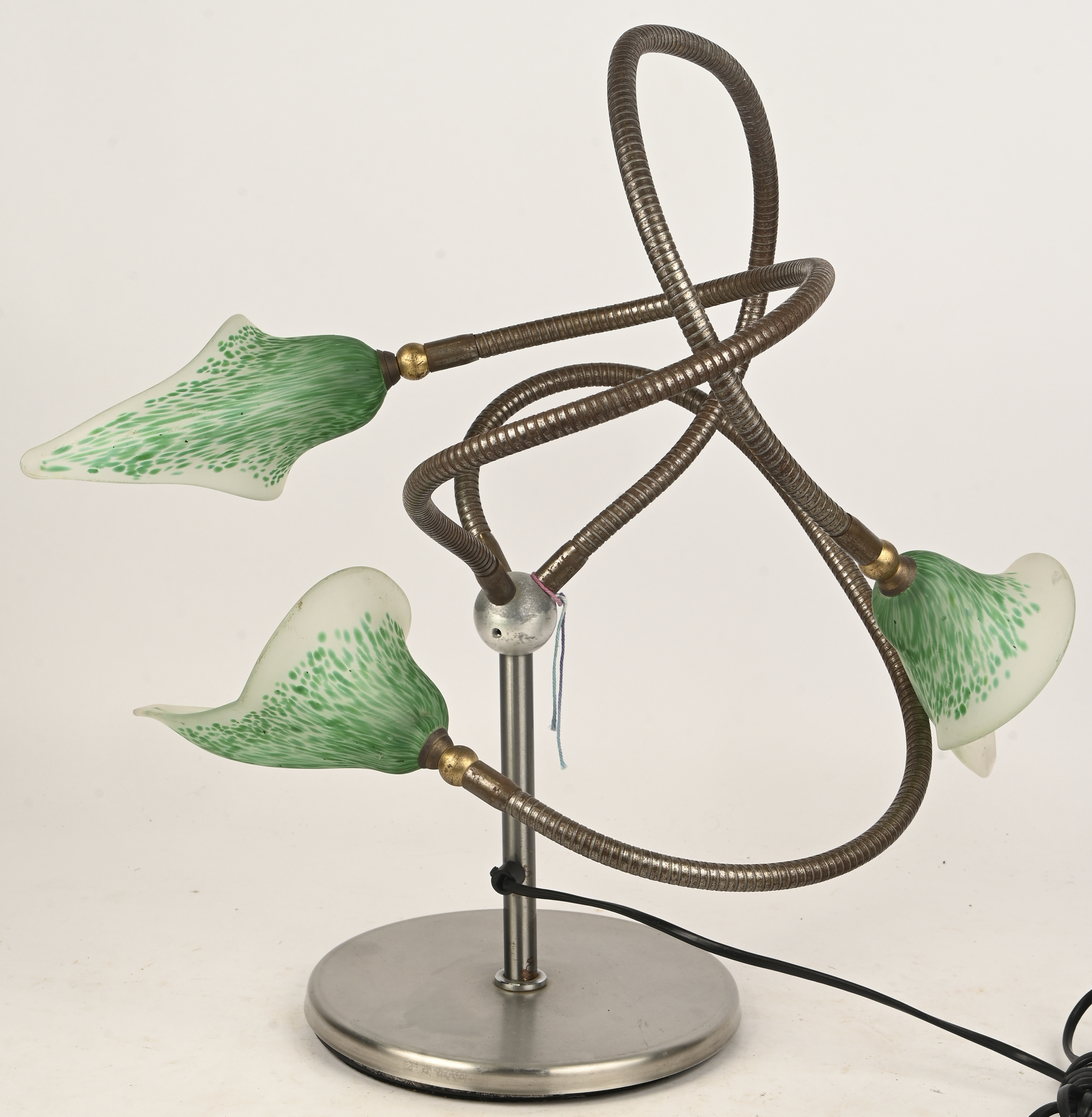 Een modernistische tafellamp, 3 verstelbare armen en groen gevlekte glazen kapjes Een modernistische tafellamp, 3 verstelbare armen en groen gevlekte glazen kapjes.