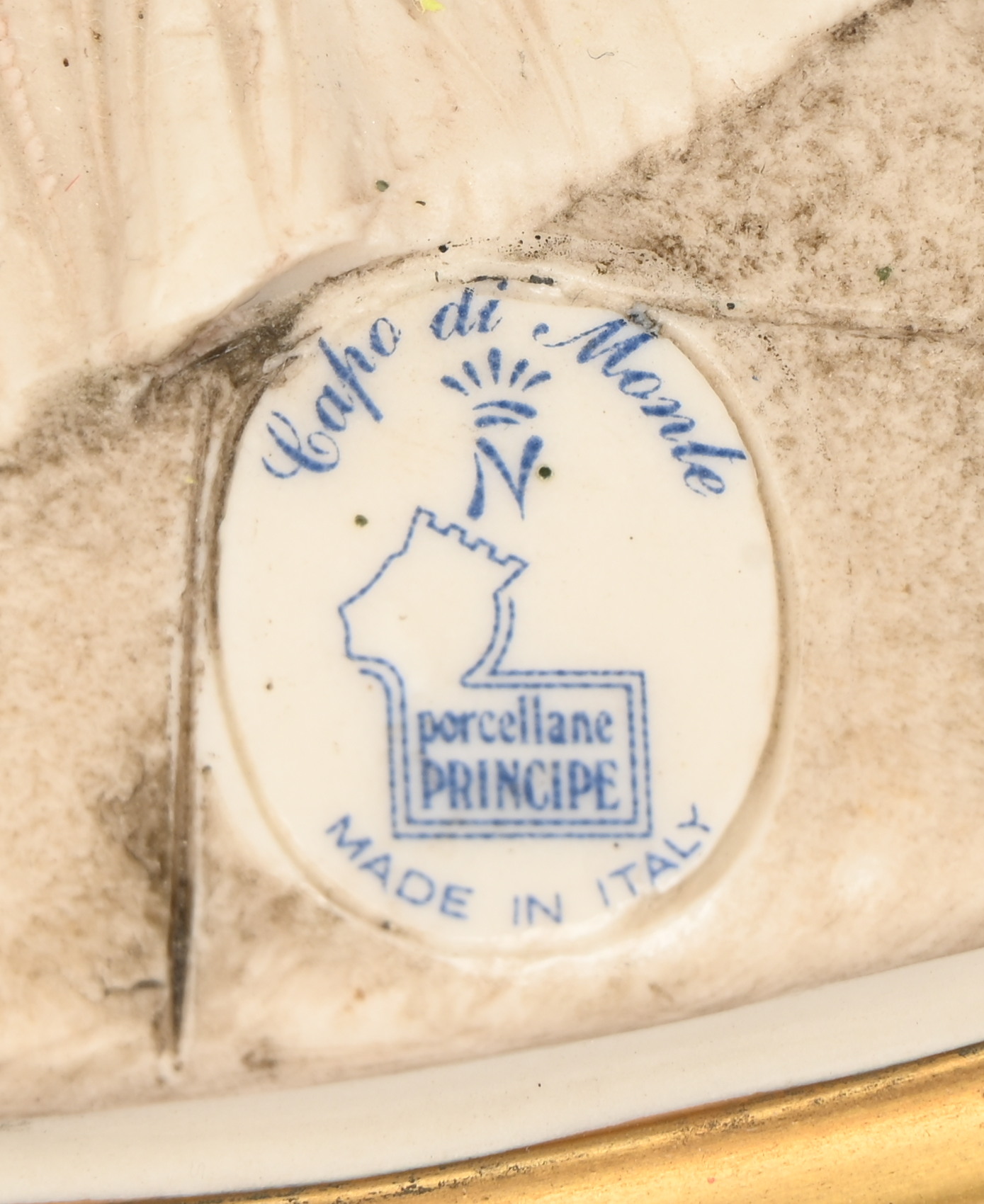 “De Juwelier”. Beeldje van polychroom biscuit. Gemerkt en gesigneerd. Eén vinger ontbreekt “De Juwelier”. Beeldje van polychroom biscuit. Gemerkt en gesigneerd. Eén vinger ontbreekt.