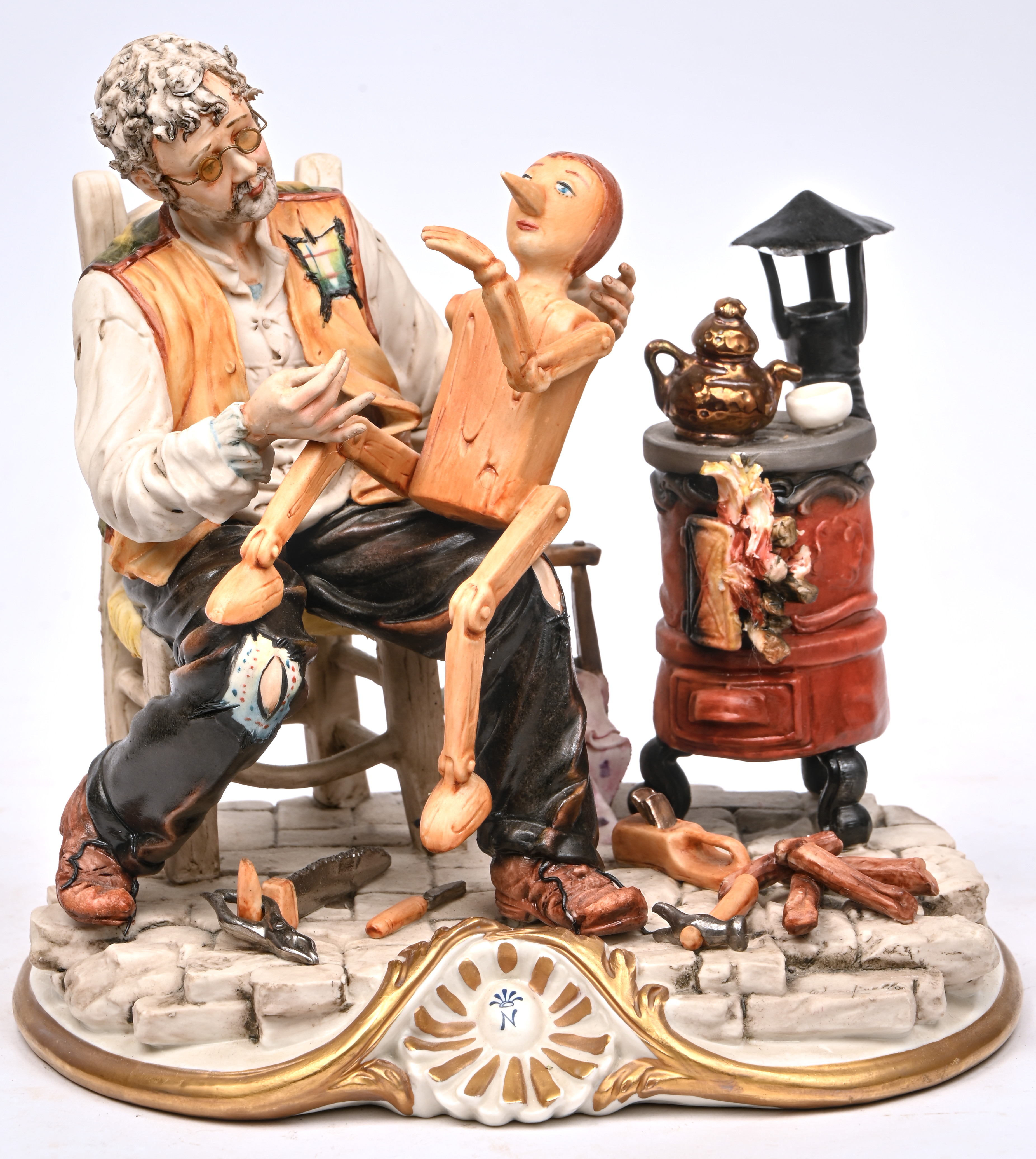 “Gepetto in zijn atelier”. Beeldje van polychroom biscuit. Gemerkt en gesigneerd “Gepetto in zijn atelier”. Beeldje van polychroom biscuit. Gemerkt en gesigneerd.