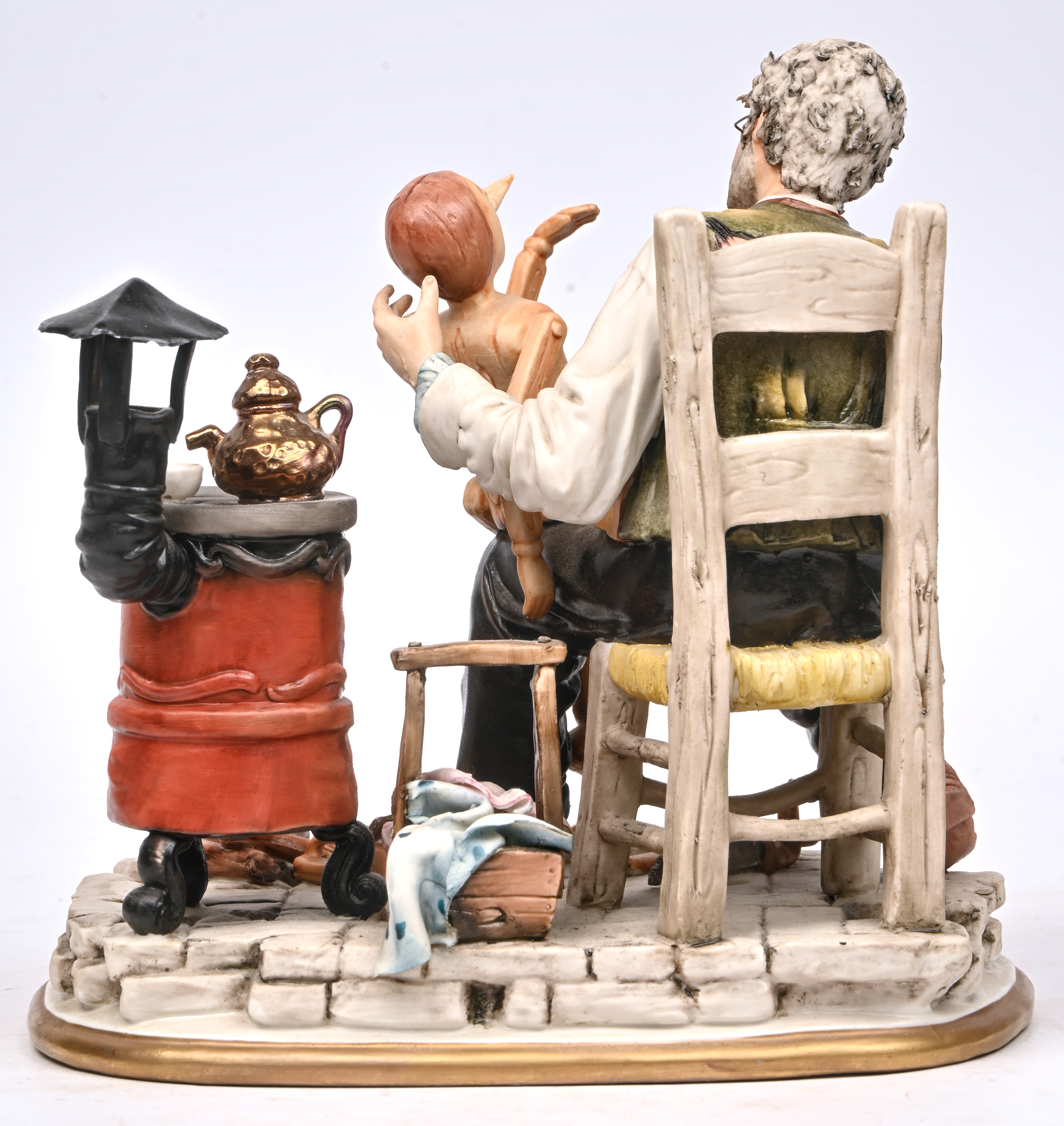 “Gepetto in zijn atelier”. Beeldje van polychroom biscuit. Gemerkt en gesigneerd “Gepetto in zijn atelier”. Beeldje van polychroom biscuit. Gemerkt en gesigneerd.