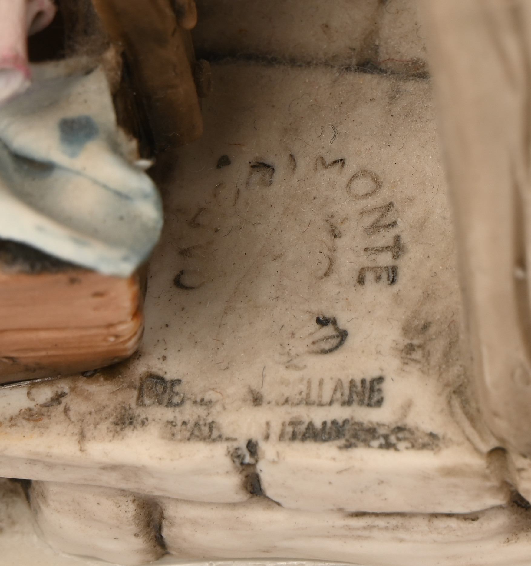 “Gepetto in zijn atelier”. Beeldje van polychroom biscuit. Gemerkt en gesigneerd “Gepetto in zijn atelier”. Beeldje van polychroom biscuit. Gemerkt en gesigneerd.