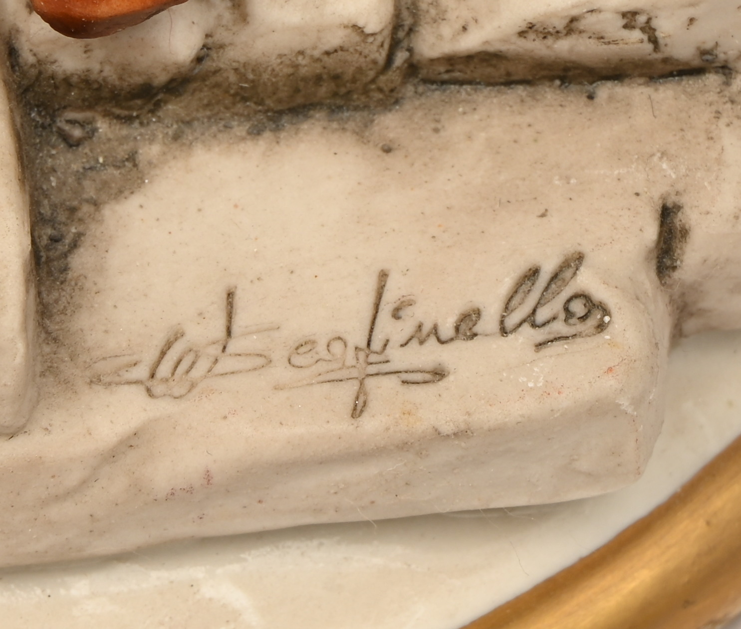 “Gepetto in zijn atelier”. Beeldje van polychroom biscuit. Gemerkt en gesigneerd “Gepetto in zijn atelier”. Beeldje van polychroom biscuit. Gemerkt en gesigneerd.