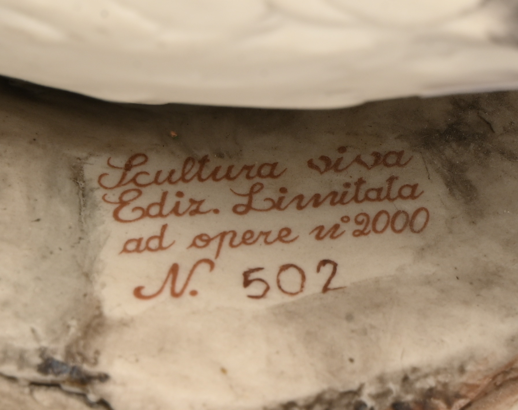 “Gans”. Beeldje van polychroom biscuit. Gemerkt en gesigneerd “Gans”. Beeldje van polychroom biscuit. Gemerkt en gesigneerd.