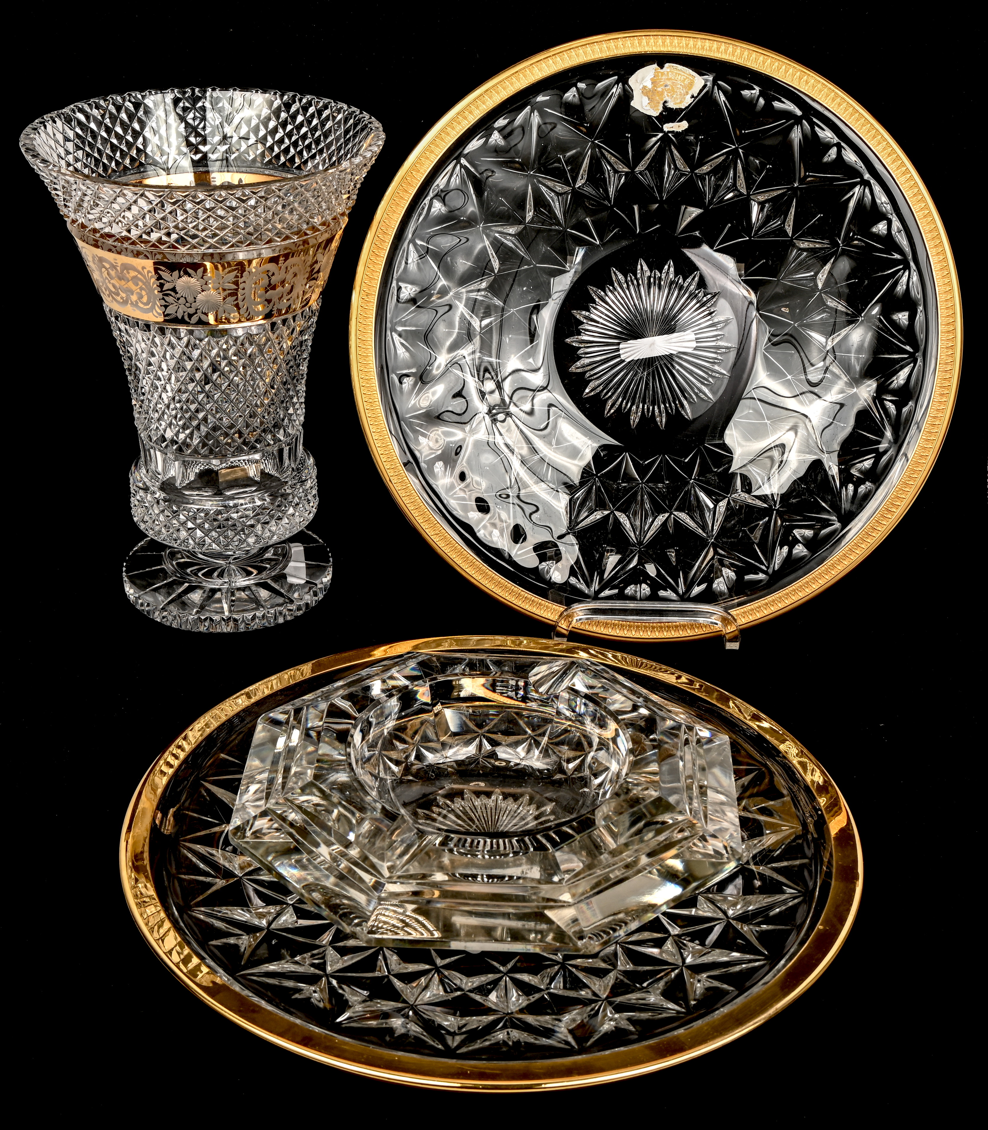 Een lot kleurloos geslepen kristal: een kratervaas. Een grote asbak, twee ronde schotels met vergulde rand (gemerkt VSL) en twee parfumflesjes (een letsel aan een hals), deels rood gekleurd in de massa Een lot kleurloos geslepen kristal: een kratervaas. Een grote asbak, twee ronde schotels met vergulde rand (gemerkt VSL) en twee parfumflesjes (een letsel aan een hals), deels rood gekleurd in de massa.