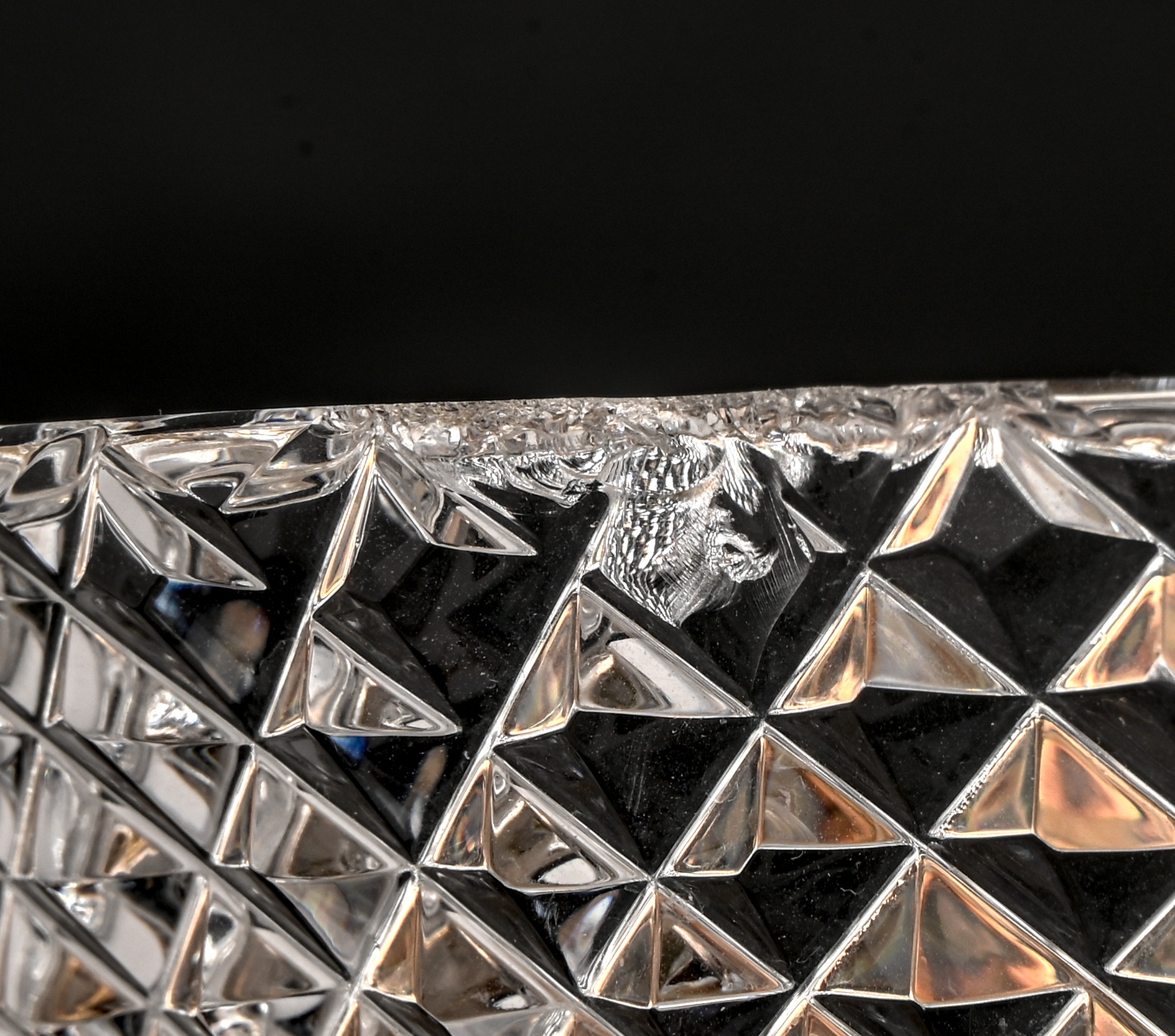 Een lot kleurloos geslepen kristal: een kratervaas. Een grote asbak, twee ronde schotels met vergulde rand (gemerkt VSL) en twee parfumflesjes (een letsel aan een hals), deels rood gekleurd in de massa Een lot kleurloos geslepen kristal: een kratervaas. Een grote asbak, twee ronde schotels met vergulde rand (gemerkt VSL) en twee parfumflesjes (een letsel aan een hals), deels rood gekleurd in de massa.