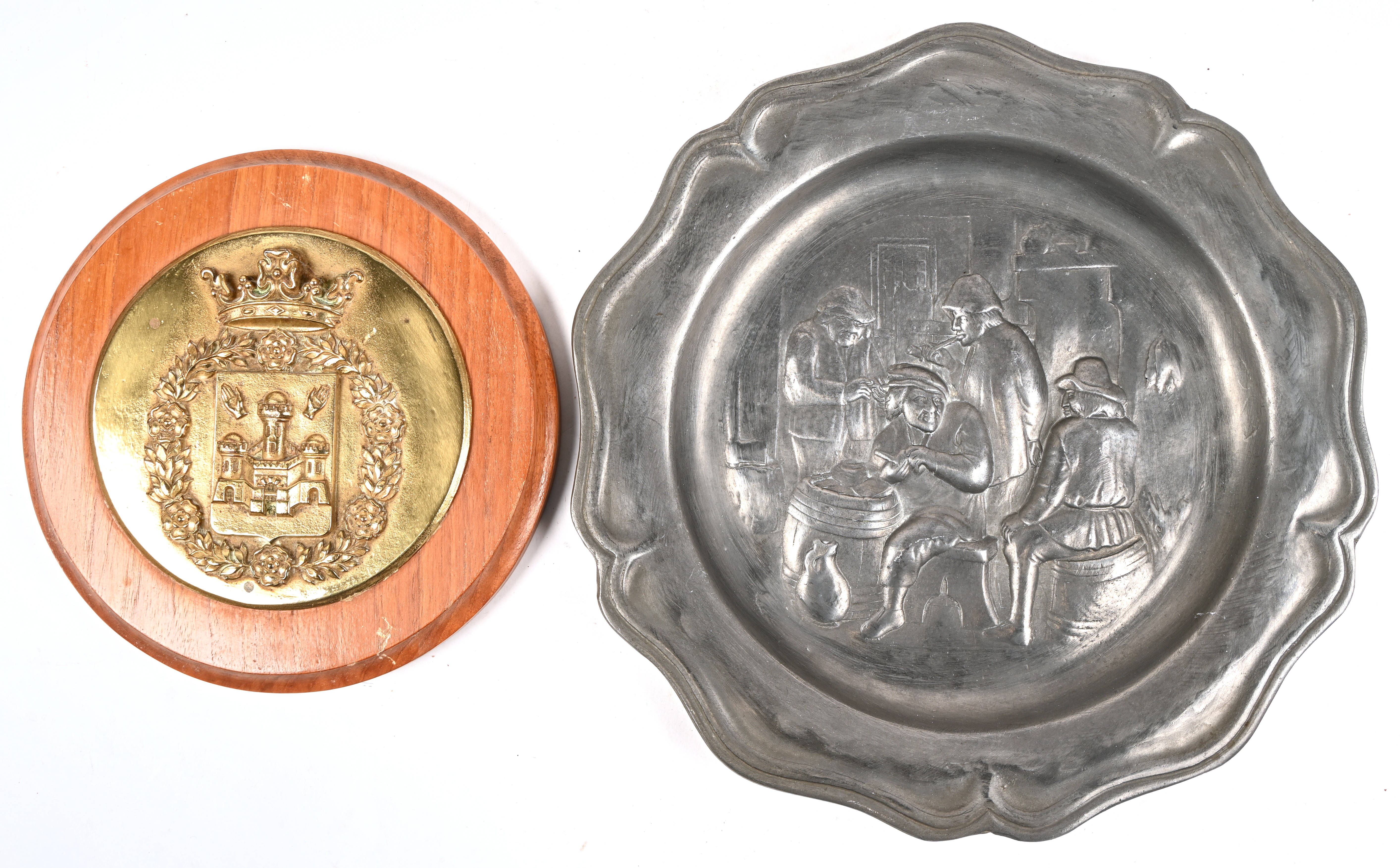 Een lot bestaande uit messng: een paar kandelaars gedragen door engeltjes, een menorah, een kleine scheepslamp, een samovar, een toogbel, een vegeltje, een plaquette van Antwerpen, een olielamp, een flessenopener met heraldische leeuw. Evenals een tinnen schotel en een zakmes Een lot bestaande uit messng: een paar kandelaars gedragen door engeltjes, een menorah, een kleine scheepslamp, een samovar, een toogbel, een vegeltje, een plaquette van Antwerpen, een olielamp, een flessenopener met heraldische leeuw. Evenals een tinnen schotel en een zakmes.