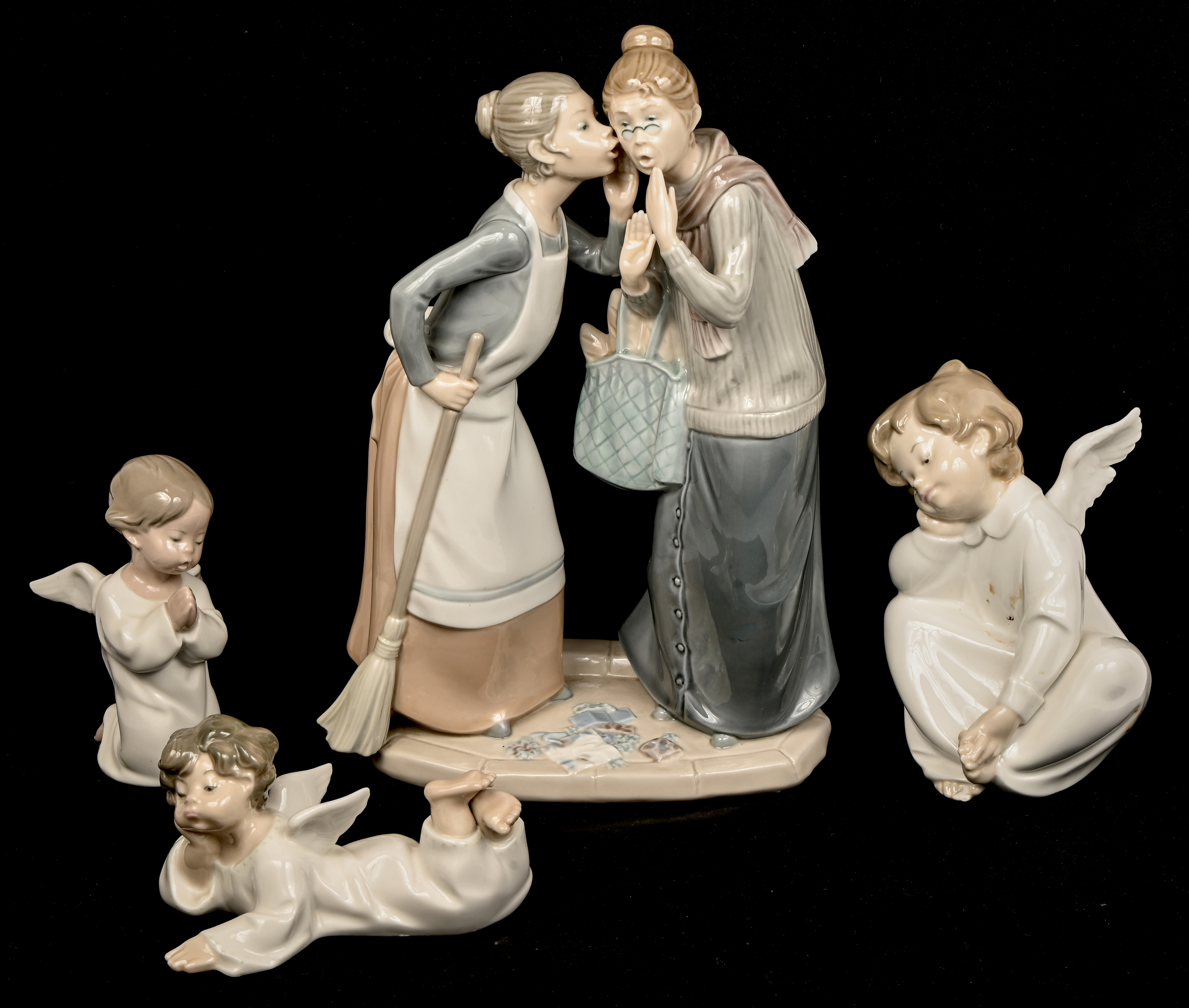 Een porseleinen groepje met twee roddelende vrouwen en drie kleine beeldjes van engeltjes in diverse houdingen. Gemerkt onderaan Een porseleinen groepje met twee roddelende vrouwen en drie kleine beeldjes van engeltjes in diverse houdingen. Gemerkt onderaan.